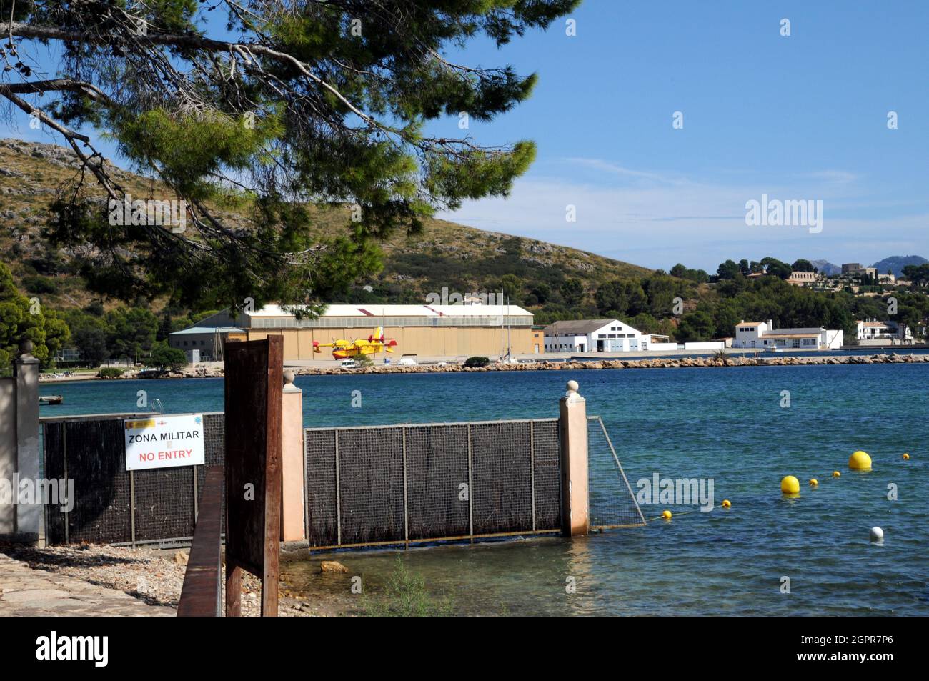 Il Pine Walk lungo la riva a Port de Pollenca, Maiorca, termina presso la zona militare spagnola (zona militar) e una base aerea attiva del governo. Foto Stock