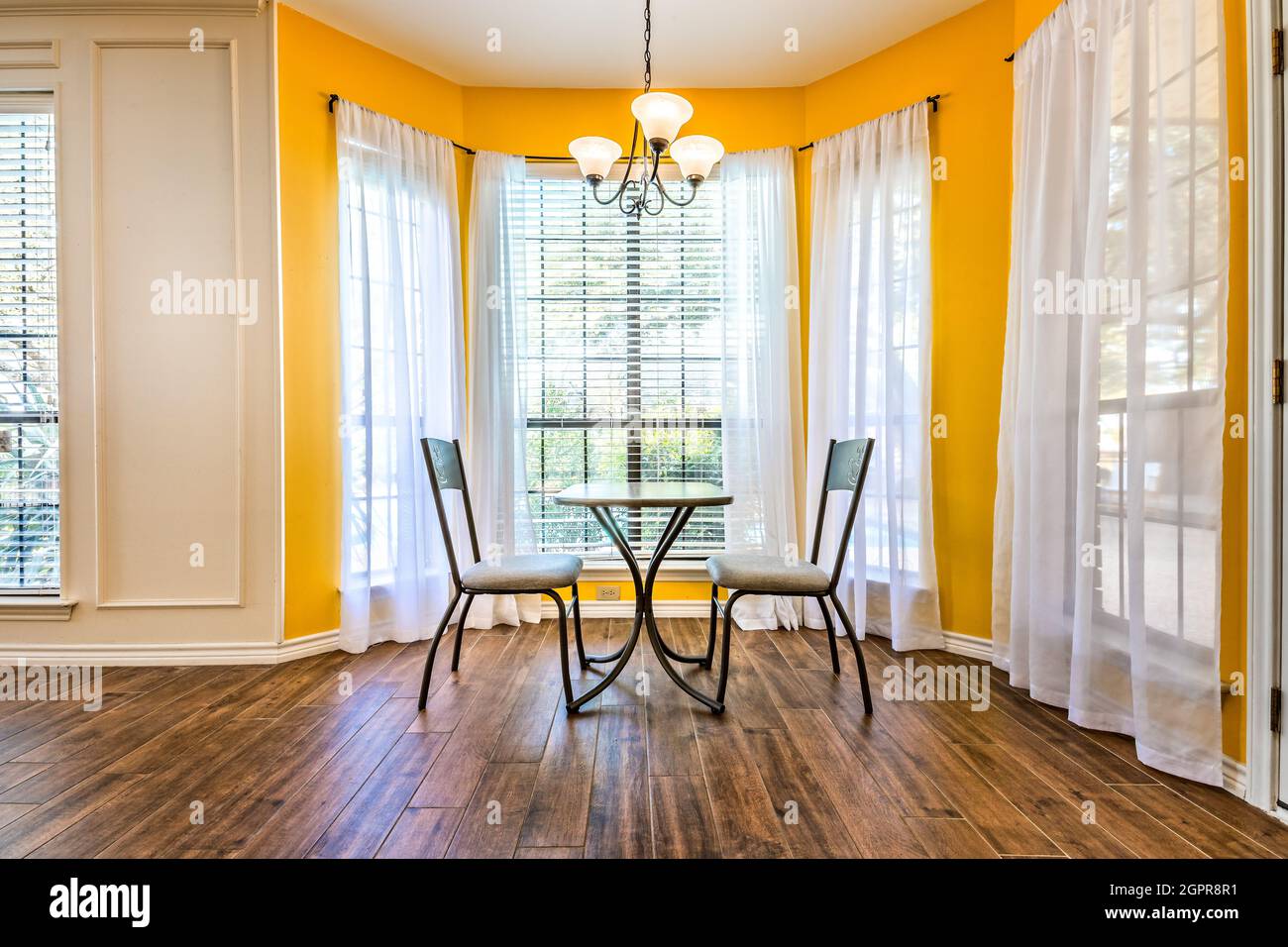 Angolo colazione con finestre a golfo in una casa del Texas Foto stock -  Alamy