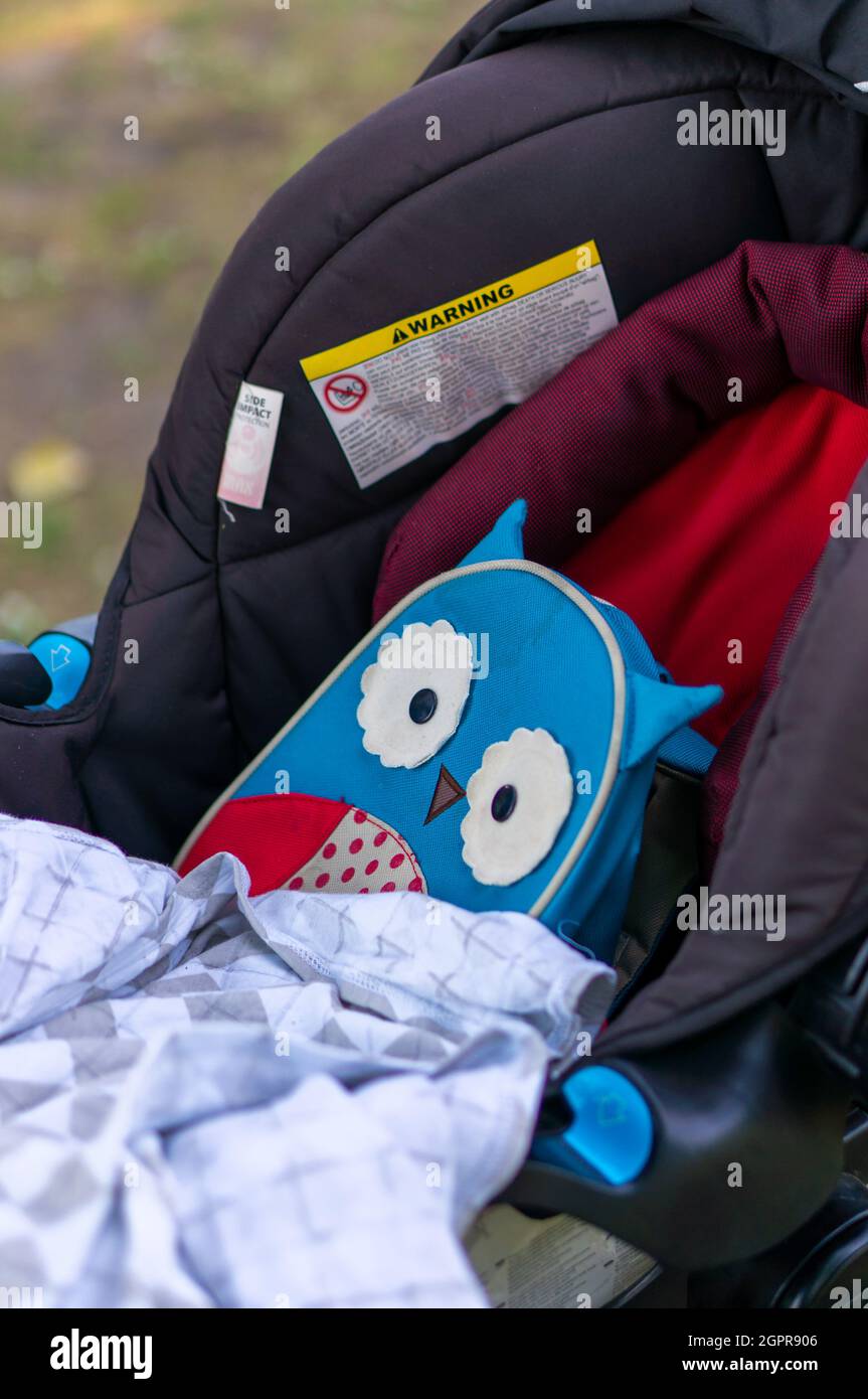 POZNAN, POLONIA - 28 luglio 2018: Primo piano di uno zaino per bambini a forma di gufo in un passeggino Foto Stock