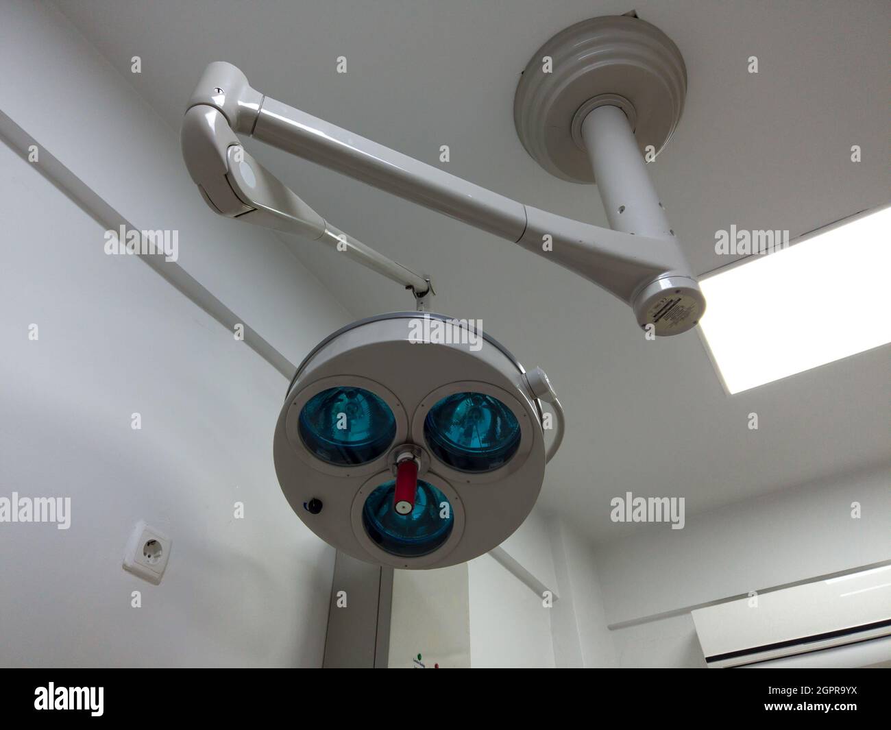 Lampada medica nella sala esame. Illuminazione in sala chirurgia in ospedale. Apparecchiature mediche Foto Stock