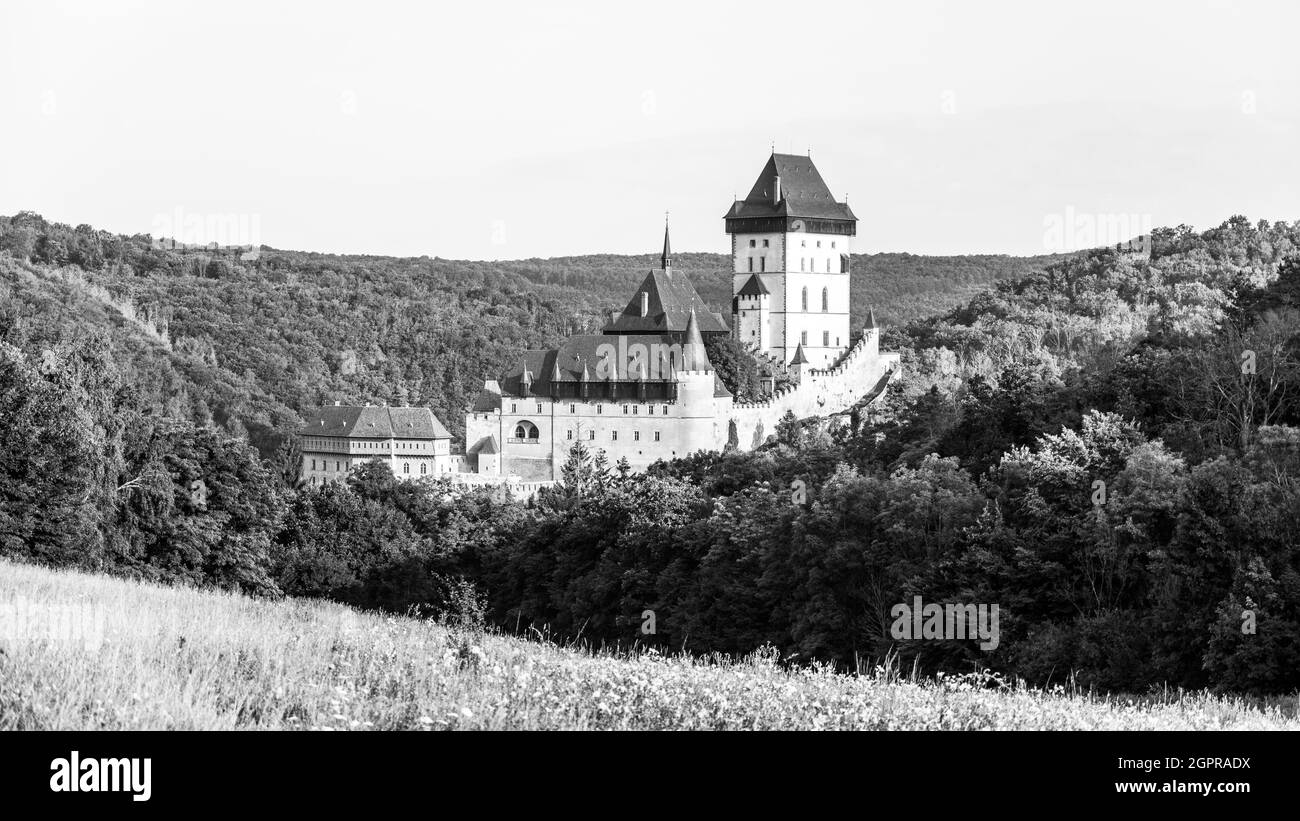 Karlstejn - Castello reale gotico nella Boemia centrale fondato nel 1348 da Carlo IV, Imperatore Sacro Romano e Re di Boemia. Repubblica Ceca. Immagine in bianco e nero. Foto Stock