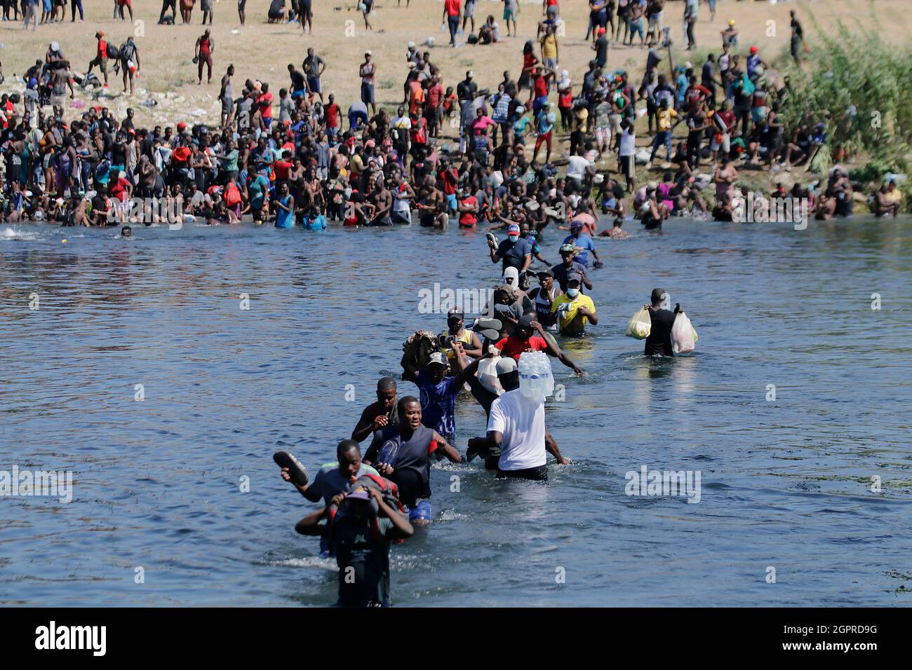 Ginevra. 19 Settembre 2021. La foto scattata il 19 settembre 2021 mostra i migranti che tentano di attraversare il fiume Rio Bravo al confine tra il Messico e gli Stati Uniti. Credit: Str/Xinhua/Alamy Live News Foto Stock