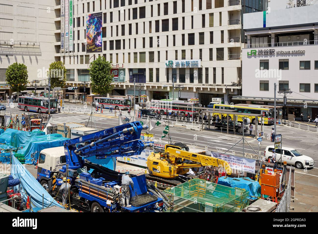 Lavori di costruzione fuori dalla stazione di Shibuya, uscita sud, 2018; Tokyo, Giappone Foto Stock
