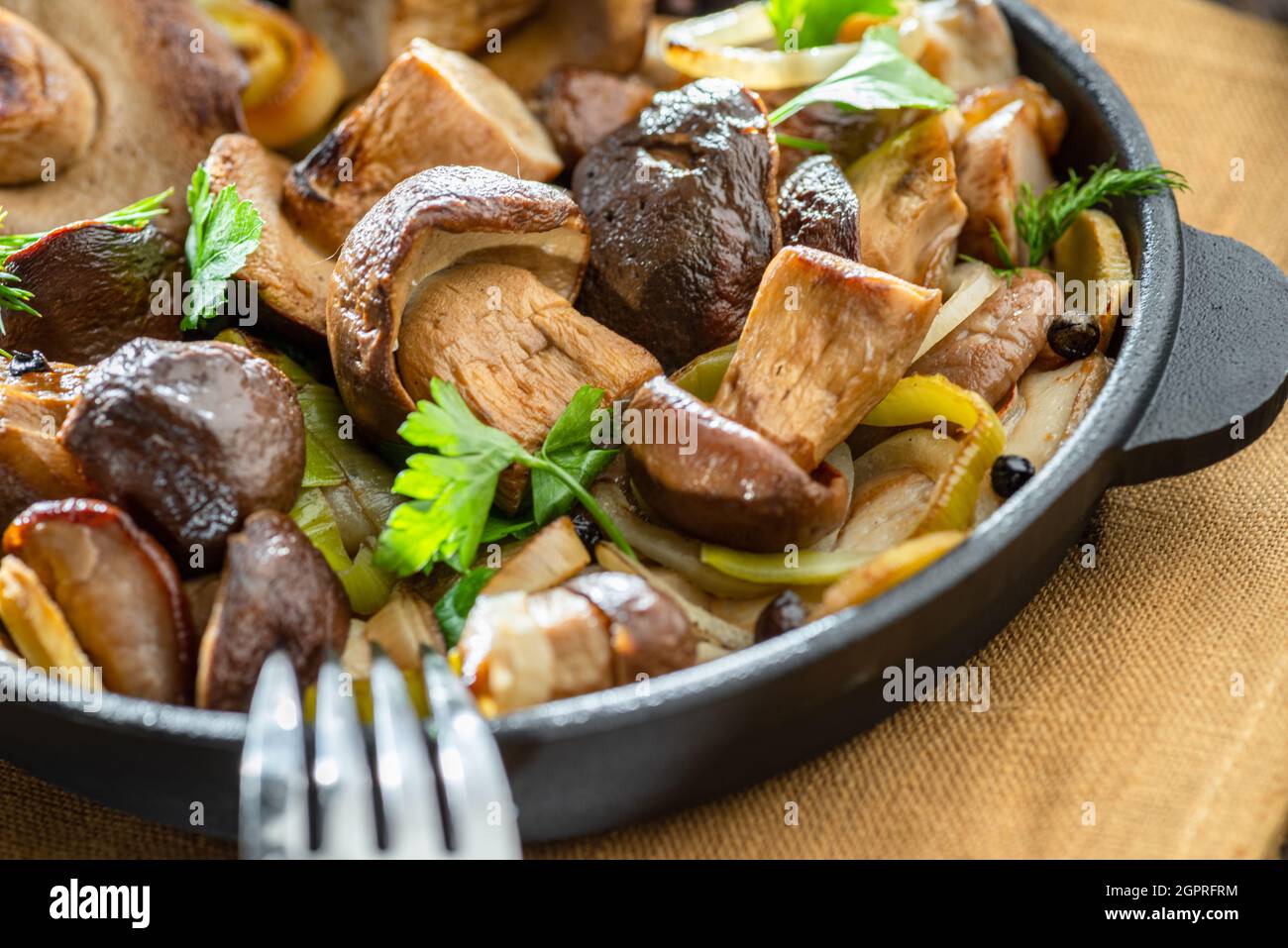 Funghi porcini cotti nella padella sul tavolo in legno Foto stock - Alamy