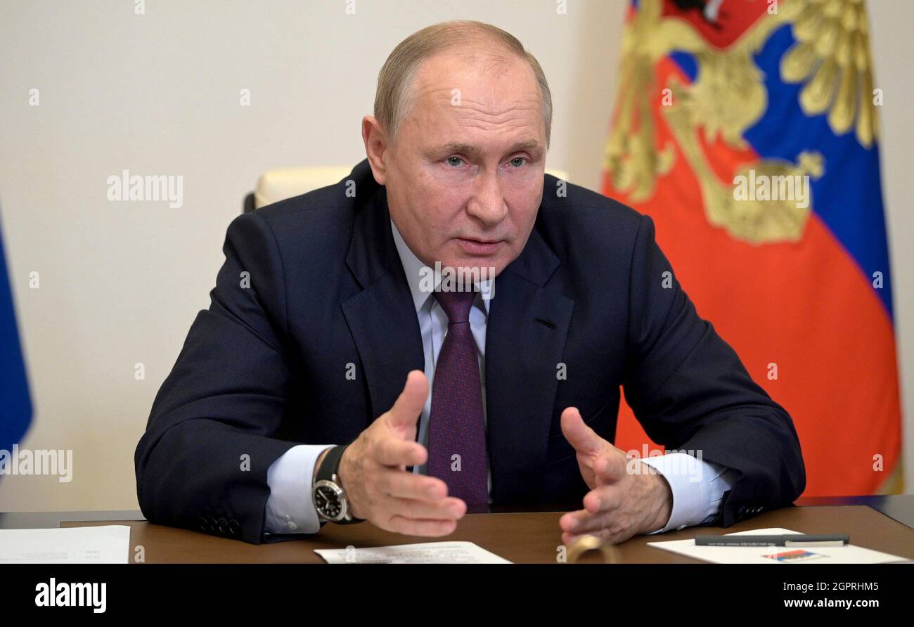 Novo-Ogaryovo, Russia. 27 Settembre 2021. Il presidente russo Vladimir Putin presiede un televideo incontro con i leader della lista preelettorale del partito russo, dalla residenza di Stato di Novo-Ogaryov il 27 settembre 2021 nei pressi di Mosca, Russia. Credit: Alexei Druzhinin/Kremlin Pool/Alamy Live News Foto Stock