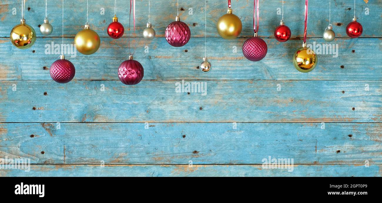 Palle di natale appesi e shabby chic dipinto sfondo, decorazione di natale mock su spazio libero copia Foto Stock