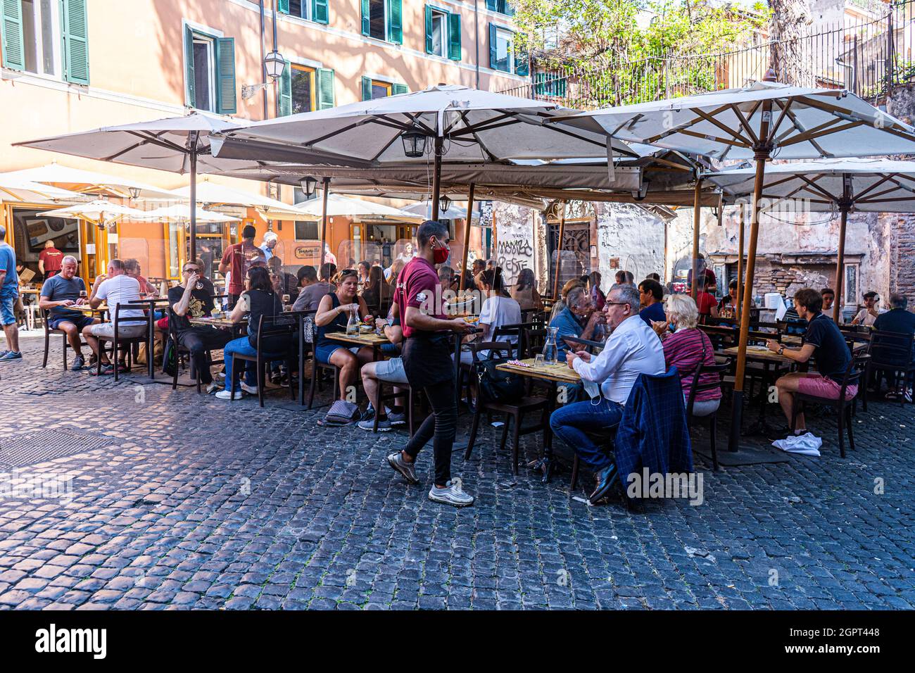 ROMA ITALIA, REGNO UNITO. 30 Settembre 2021. La gente cena all'aperto nella Roma dstretty di Trastevere a pranzo in una giornata calda e umida. Dal momento che il governo italiano ha iniziato a rilassare le regole di blocco più persone sono viste mangiare in ristoranti interni e all'aperto. I clienti che si siedono all'interno devono mostrare un Green Pass che certifica che il titolare è vaccinato doppio e senza covid. Credit: amer Ghazzal/Alamy Live News Foto Stock