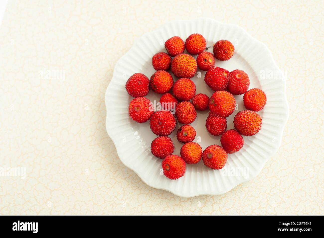 Frutti di fragola selvatici biologici sul piatto Foto Stock