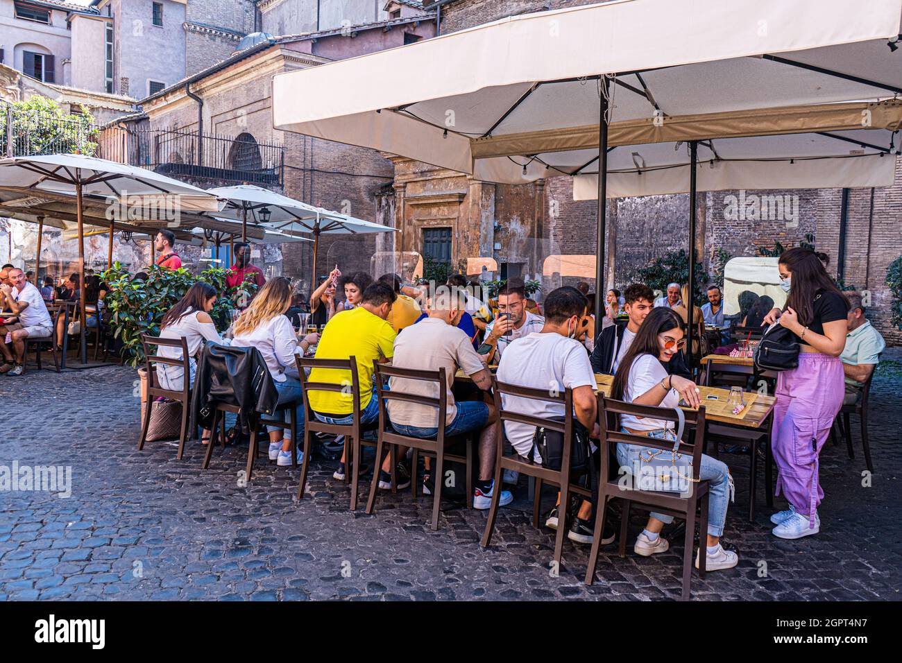 ROMA ITALIA, REGNO UNITO. 30 Settembre 2021. La gente cena all'aperto nella Roma dstretty di Trastevere a pranzo in una giornata calda e umida. Dal momento che il governo italiano ha iniziato a rilassare le regole di blocco più persone sono viste mangiare in ristoranti interni e all'aperto. I clienti che si siedono all'interno devono mostrare un Green Pass che certifica che il titolare è vaccinato doppio e senza covid. Credit: amer Ghazzal/Alamy Live News Foto Stock