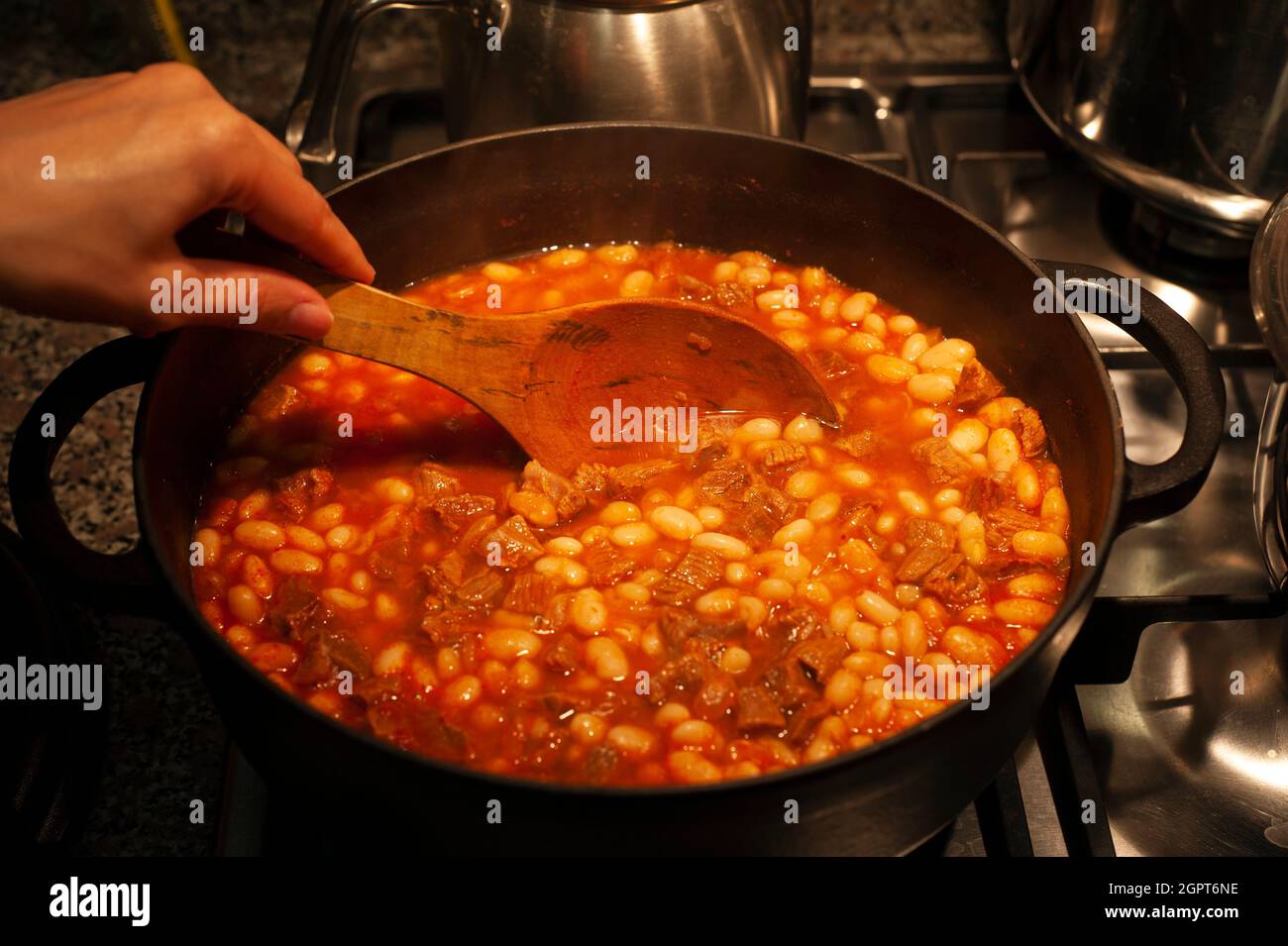 Farina di fagioli con carne in una pentola di ghisa Foto Stock