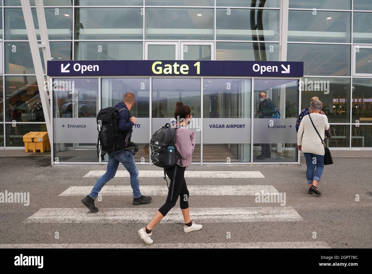 Passeggeri che camminano verso il terminal degli arrivi dell'aeroporto di Vagar, S¿rv‡gur, Sorvagur, Vagar Island, Faroe Islands, Europe. Foto Stock