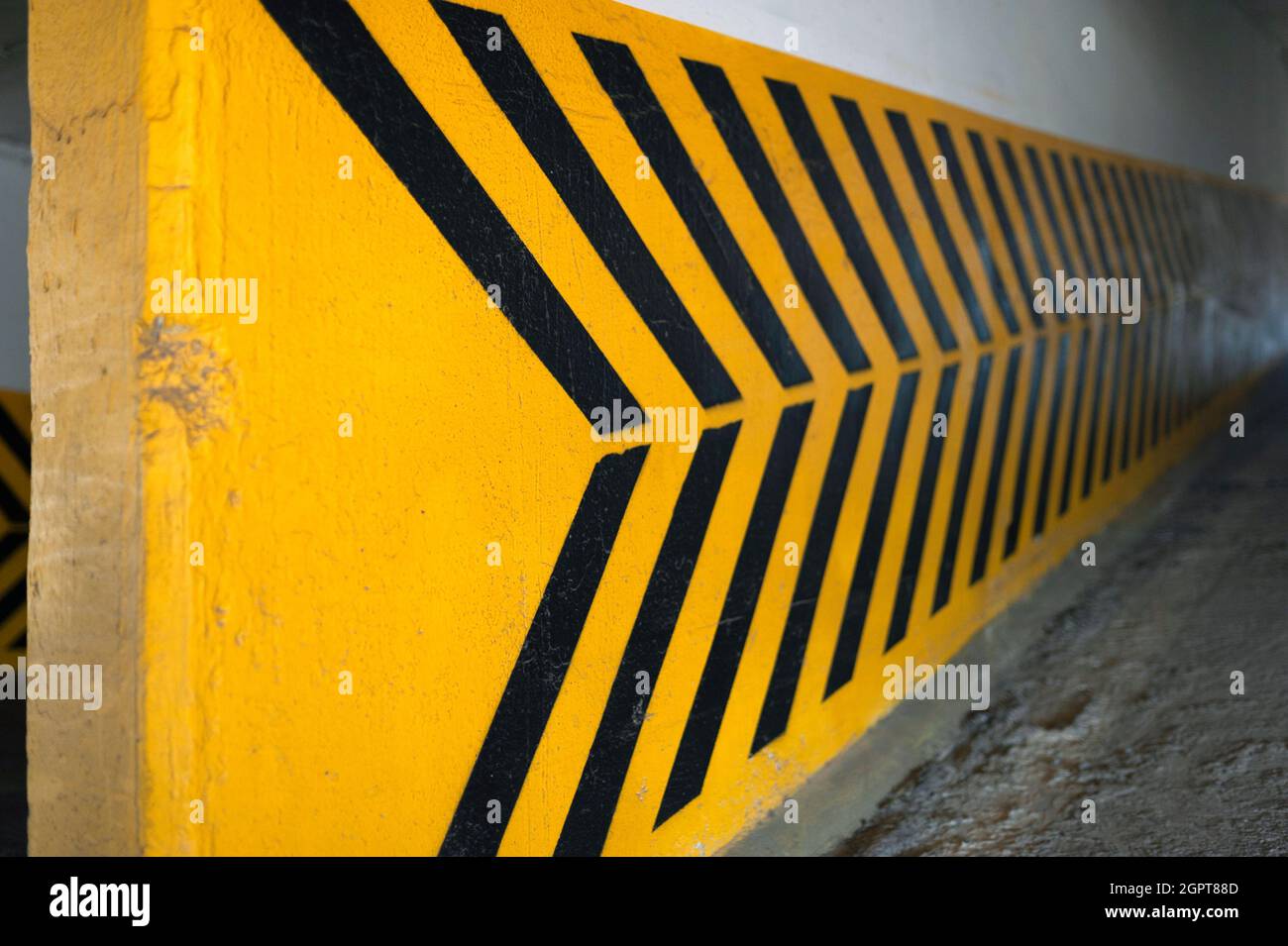 Foto stock spazio parcheggio auto interno vuoto Foto Stock
