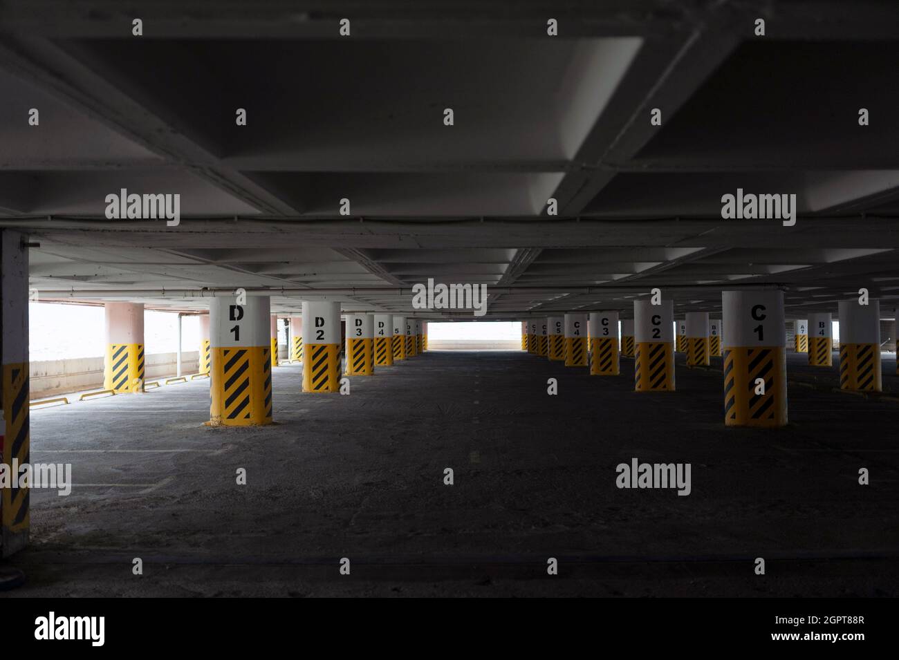 Foto stock spazio parcheggio auto interno vuoto Foto Stock