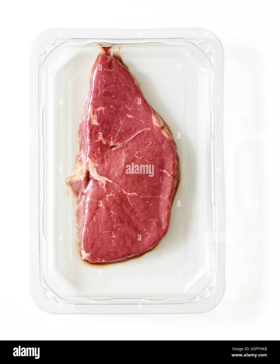 Crudo Striploin steak vacum impaccato isolato su sfondo bianco, vista dall'alto Foto Stock