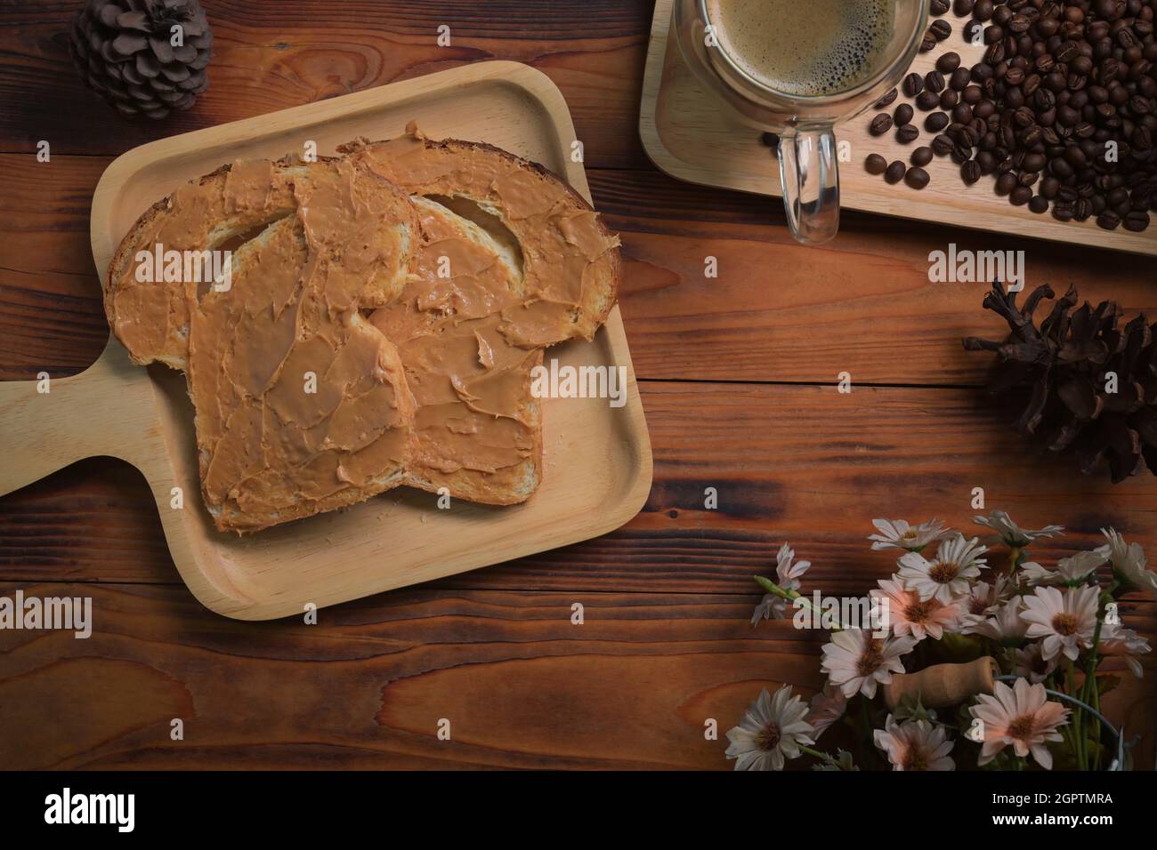 Vista dall'alto pane tostato con burro di arachidi su sfondo di legno Foto  stock - Alamy