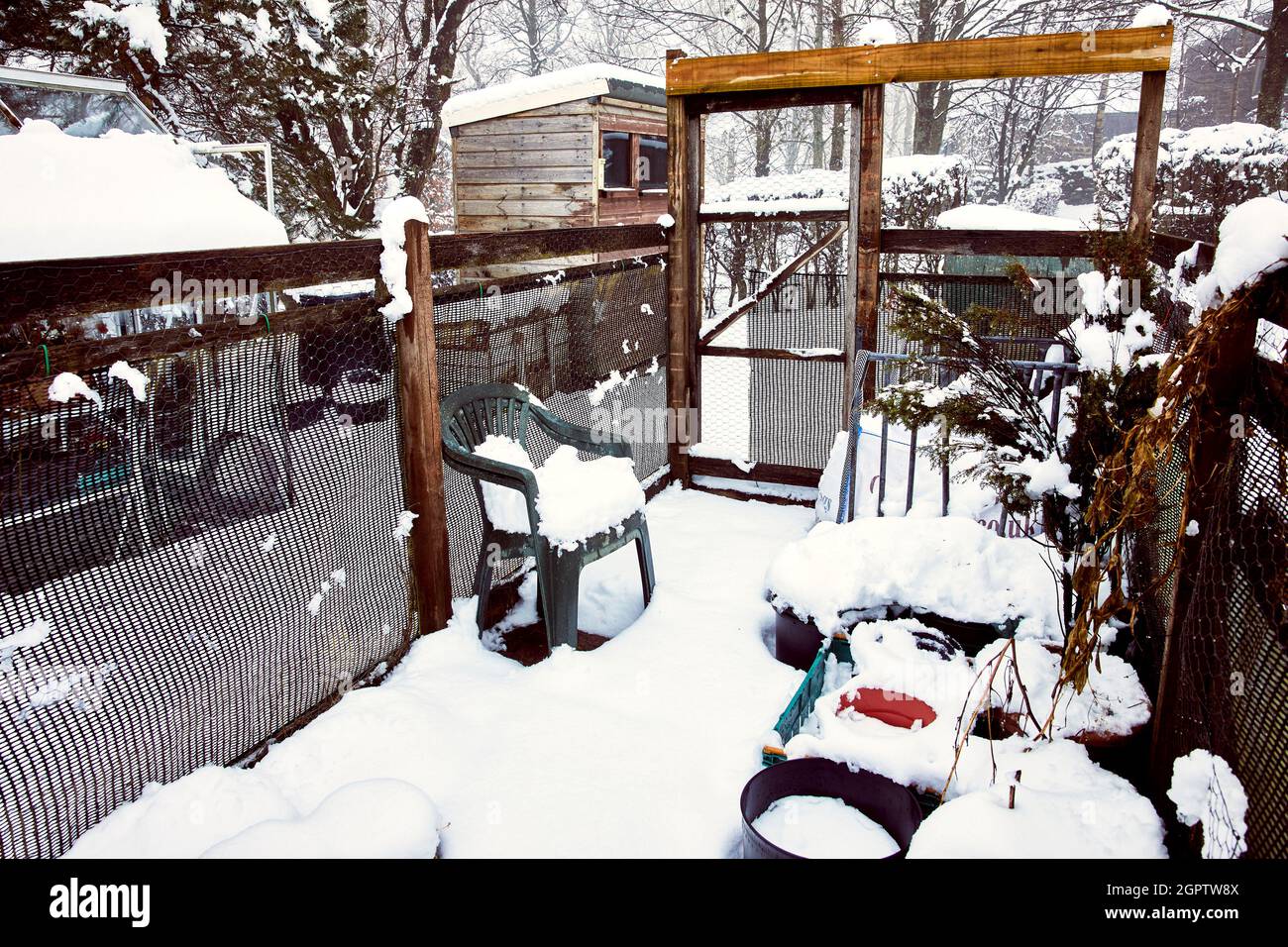 Il giardino della cucina si trova dormiente sotto una coperta di neve Foto Stock