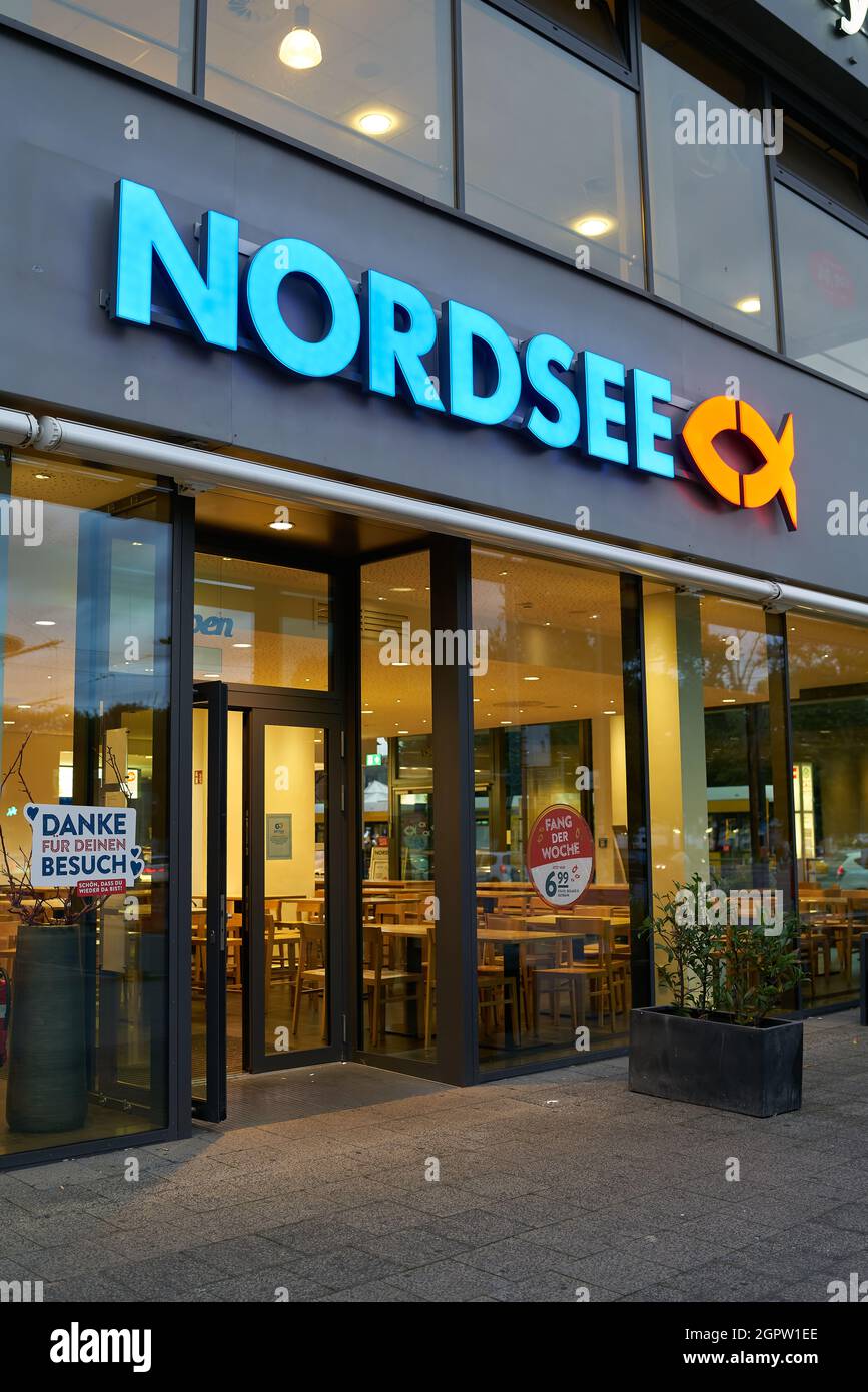 Ingresso di un ramo della catena di fast food Nordsee nel centro di Berlino Foto Stock