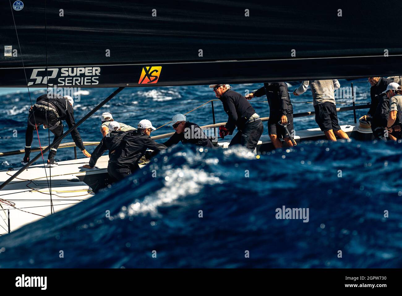 Minorca, Spagna. 30 settembre 2021. Concorrenti durante la quarta gara della Minorca 52 SUPER SERIES Sailing Week. La SERIE 52 SUPER è iniziata nel 2012 ed è stata fondata come il circuito di corse di yacht monoscafo Grand prix leader nel mondo. Credit: Matthias Oesterle/Alamy Live News Foto Stock