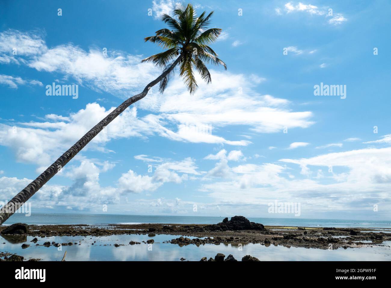 Idilliaca spiaggia con acque cristalline a Boipeba Island, stato di Bahia, Brasile Foto Stock