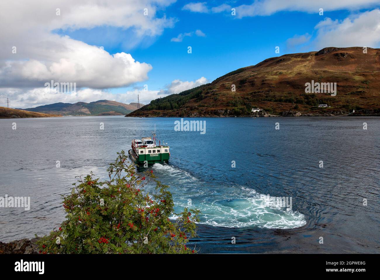 GLENELG KYLE RHEA SCOTLAND GLENACHULISH TRAGHETTO LA BARCA CARICATA LASCIANDO SKYE IN DIREZIONE DELLA TERRAFERMA Foto Stock