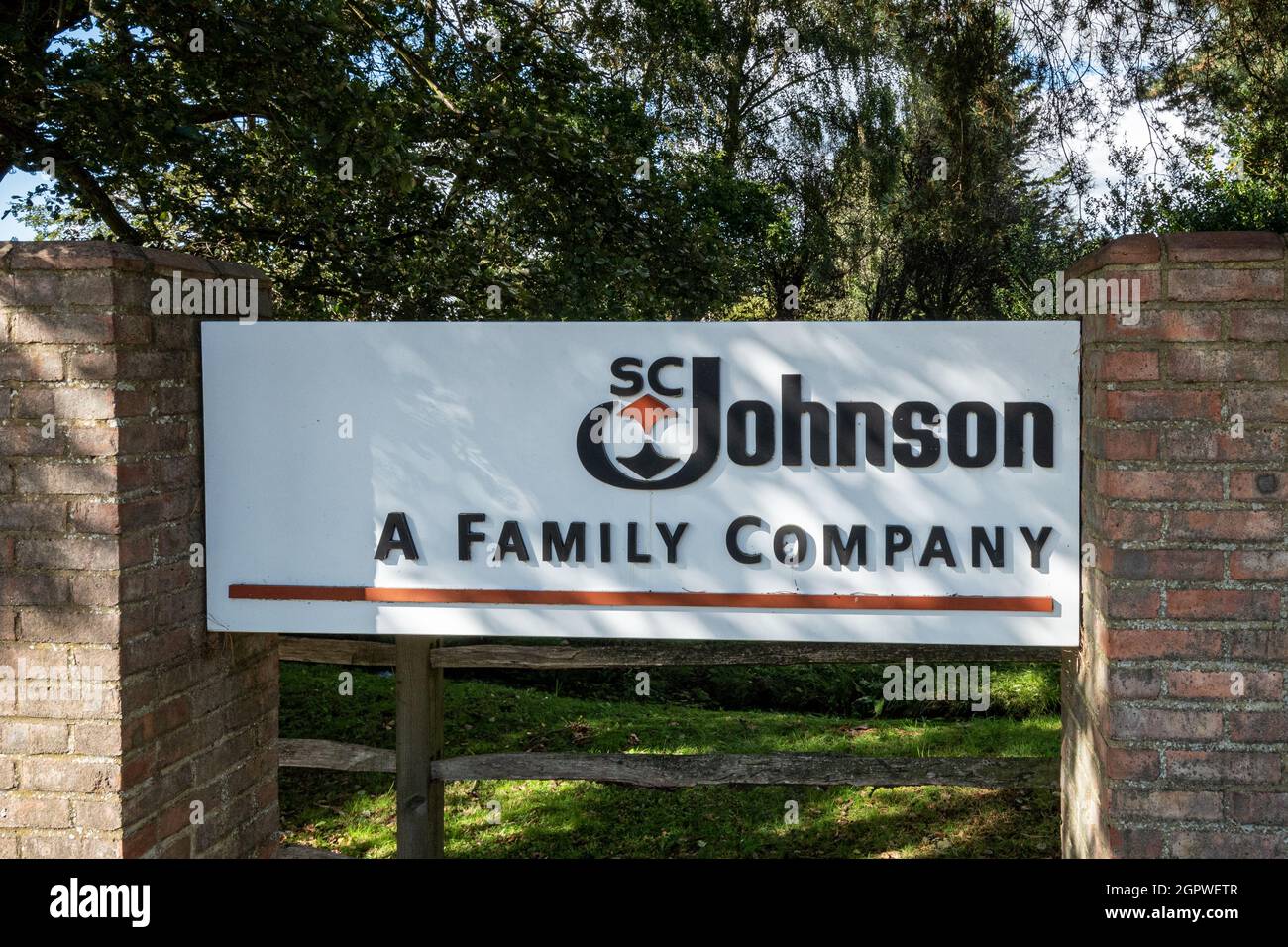 SC Johnson, sito di produzione e marketing a Frimley, Surrey, Regno Unito, un'azienda che produce prodotti per la pulizia e l'igiene domestica e industriale. Foto Stock