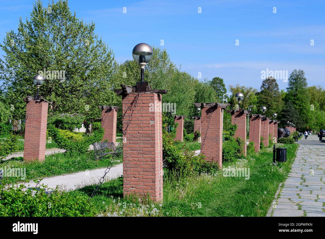 Paesaggio con il vicolo principale e molti grandi alberi verdi nel Parco King Michael i (Herastrau), in una soleggiata giornata di primavera Foto Stock