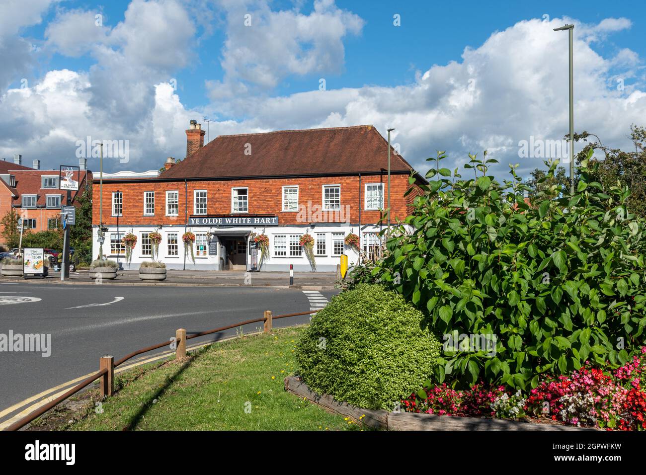 YE Olde White Hart Pub nel Frimley Town Center, Surrey, Inghilterra, Regno Unito, in una giornata di settembre soleggiato Foto Stock