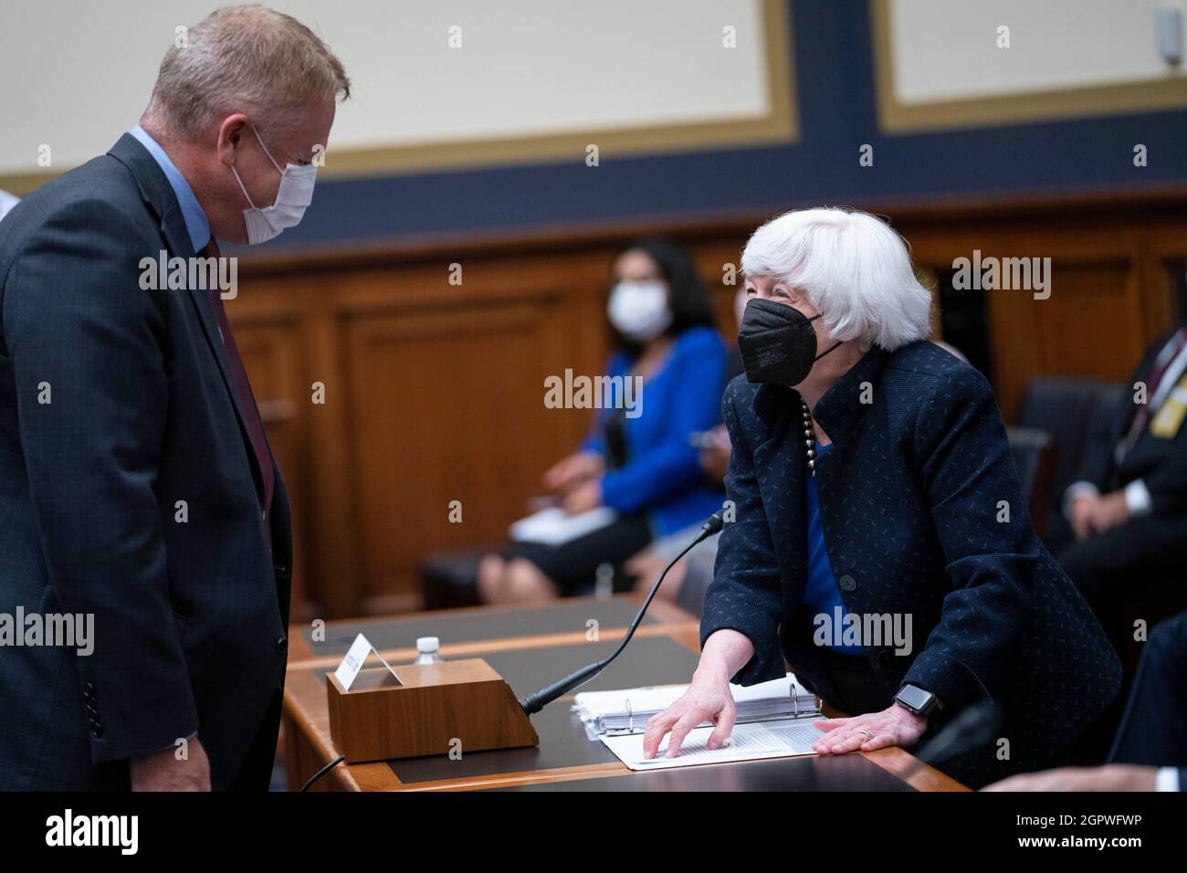 Il Segretario del Tesoro Janet Yellen arriva a testimoniare ad un'audizione del Comitato dei servizi finanziari della Camera sulla supervisione del Dipartimento del Tesoro e della Federal Reserve coronavirus risposta pandemica su Capitol Hill a Washington, DC Giovedi 30 settembre 2021. Credit: Sarah Silbiger/Pool via CNP Foto Stock