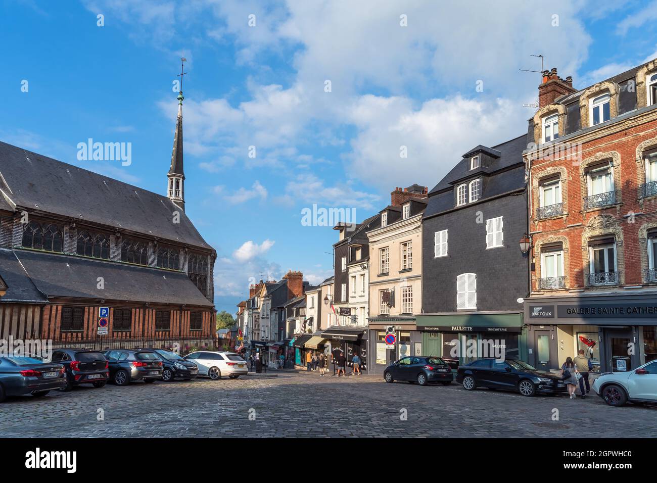 Honfleur, Francia - 4 agosto 2021: Strada pittoresca della città vecchia Honfleur, un comune francese nel dipartimento del Calvados e famosa località turistica in Foto Stock