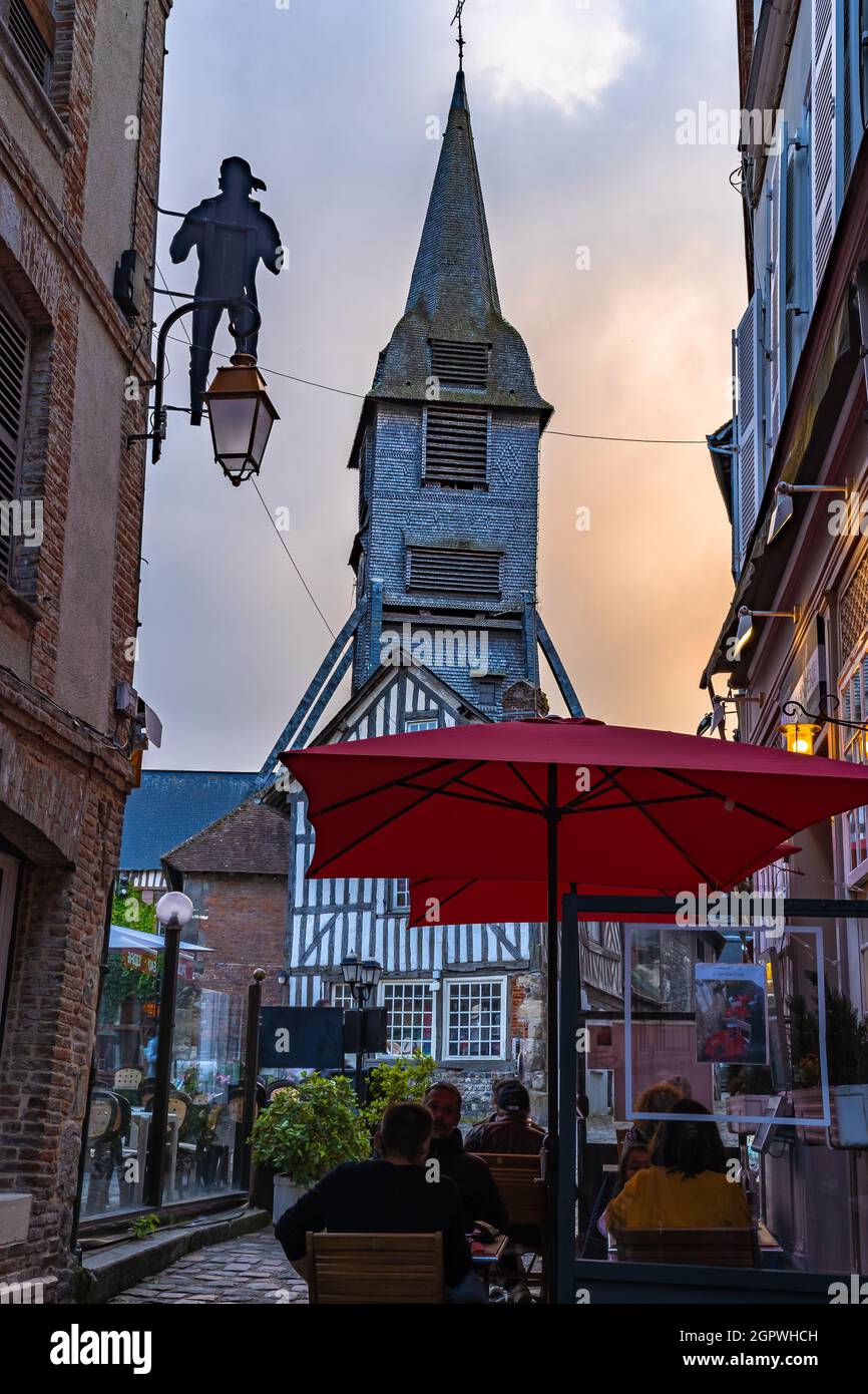 Honfleur, Francia - 4 agosto 2021: Strada pittoresca della città vecchia Honfleur, un comune francese nel dipartimento del Calvados e famosa località turistica in Foto Stock