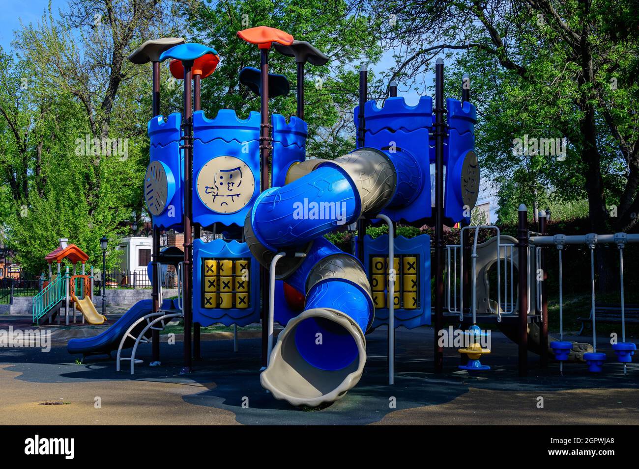 Parco giochi per bambini colorato con giocattoli e materiali misti in plastica e metallo in una giornata estiva soleggiata nel Parco Floreasca di Bucarest, Romania Foto Stock