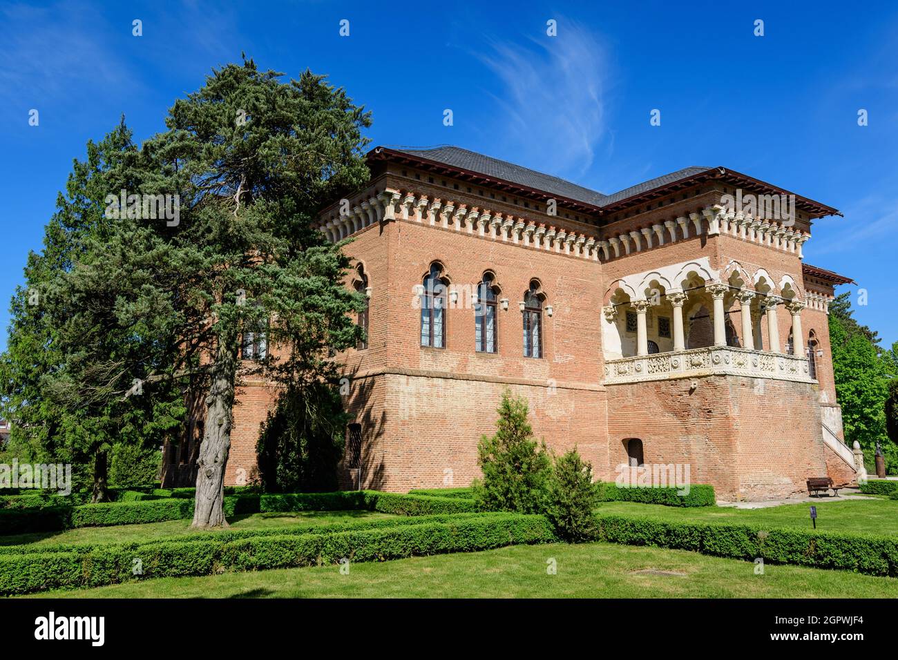 Vecchio edificio storico a Palazzo Mogosoaia (Palatul Mogosoaia) vicino al lago e al parco, un'attrazione fine settimana vicino a Bucarest, Romania, in una sp soleggiata Foto Stock