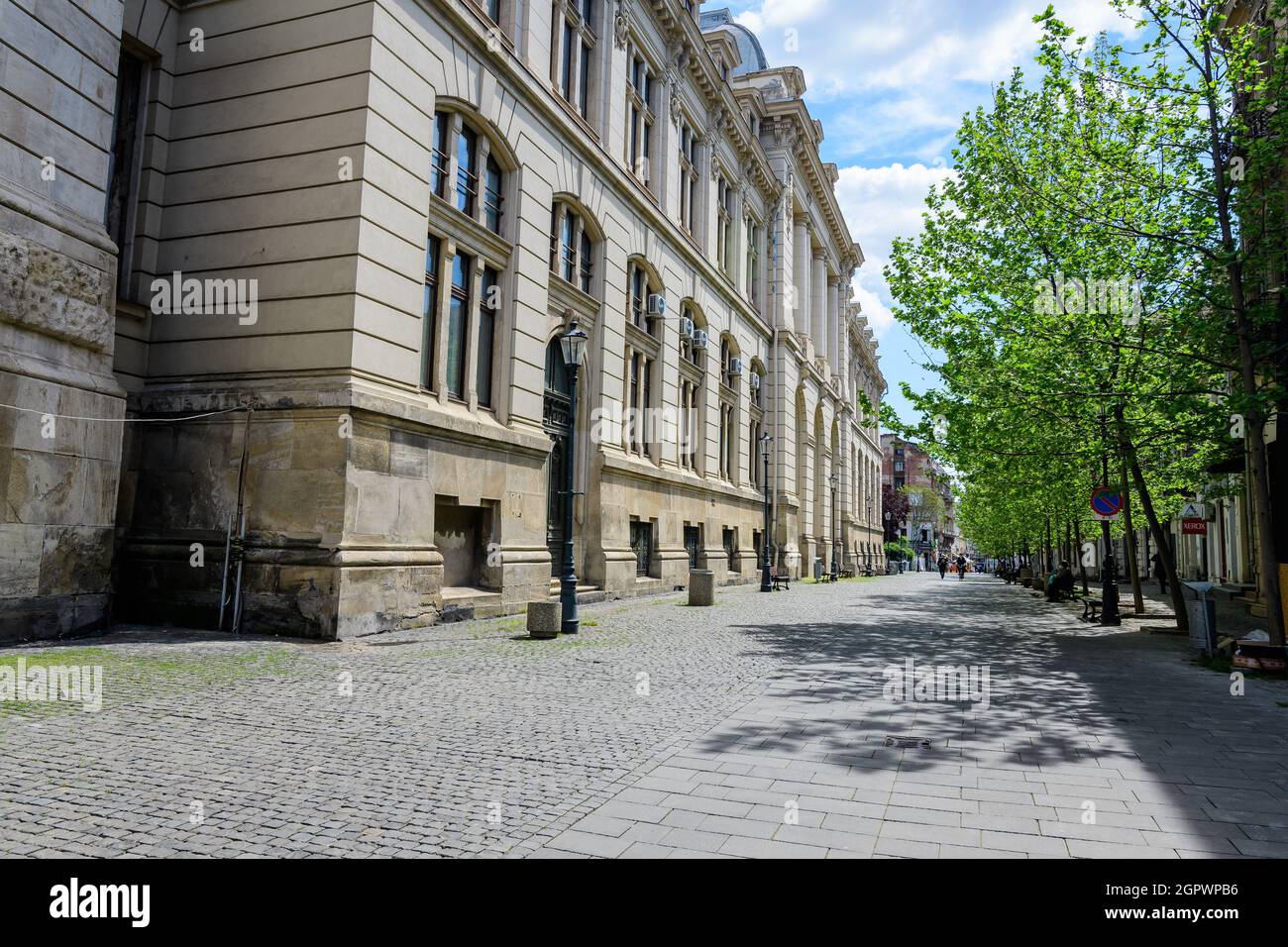 Bucarest, Romania - 6 maggio 2021: Vecchi edifici con bar e ristoranti in via Francese (strada Franceza) nel centro storico (Centrul Vechi) Foto Stock