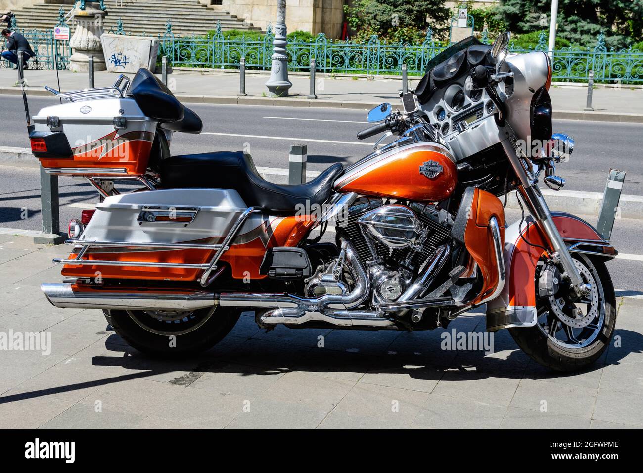 Bucarest, Romania - 6 maggio 2021: Harley Davidson classico moto parcheggiato su una strada in una giornata di primavera soleggiata Foto Stock