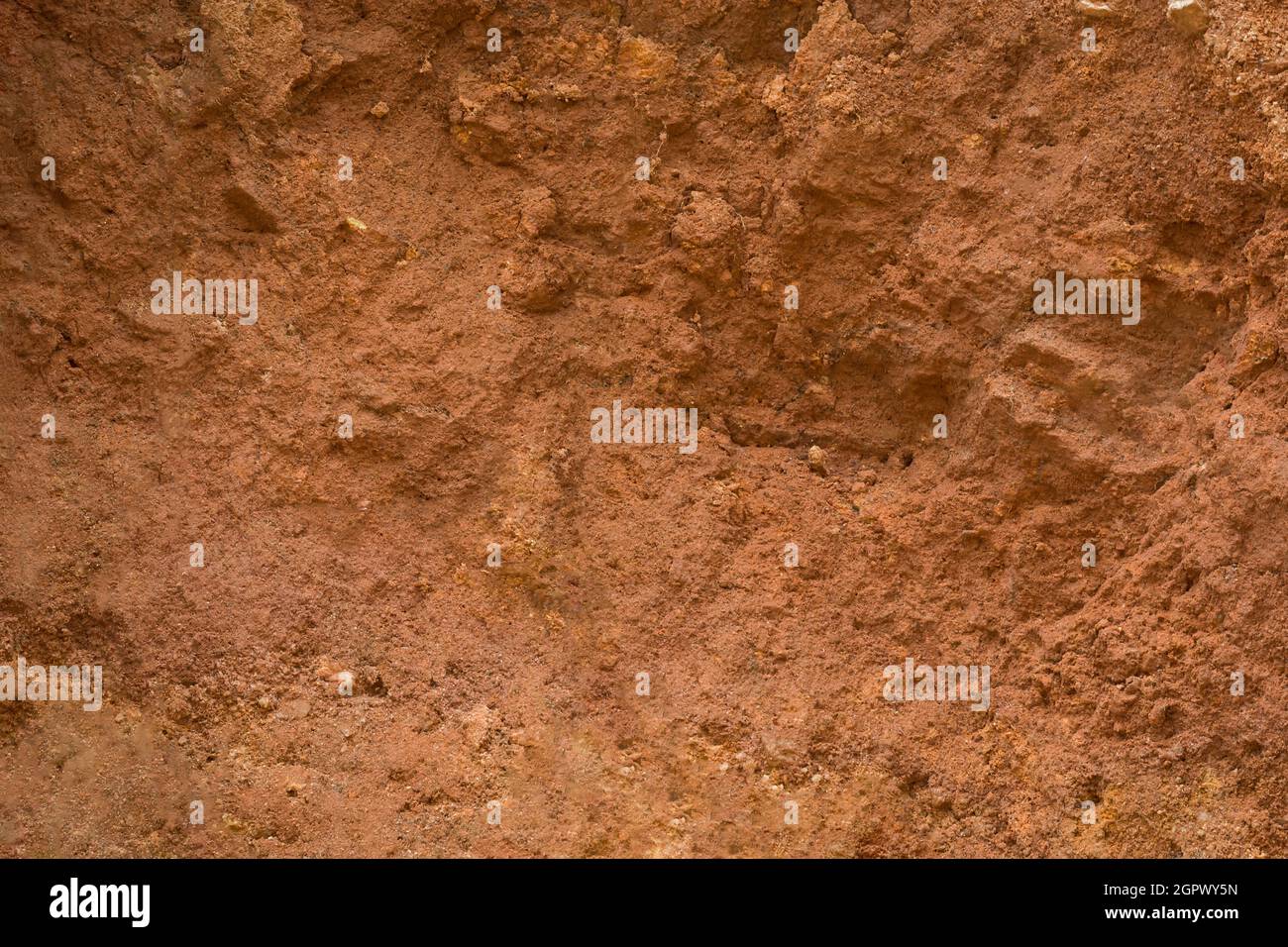 vista laterale astratta dell'intaglio terra di montagna, tono di colore giallo o rosso, suolo ossidato e molto fertile fondo di argilla rossa, struttura, telaio pieno Foto Stock