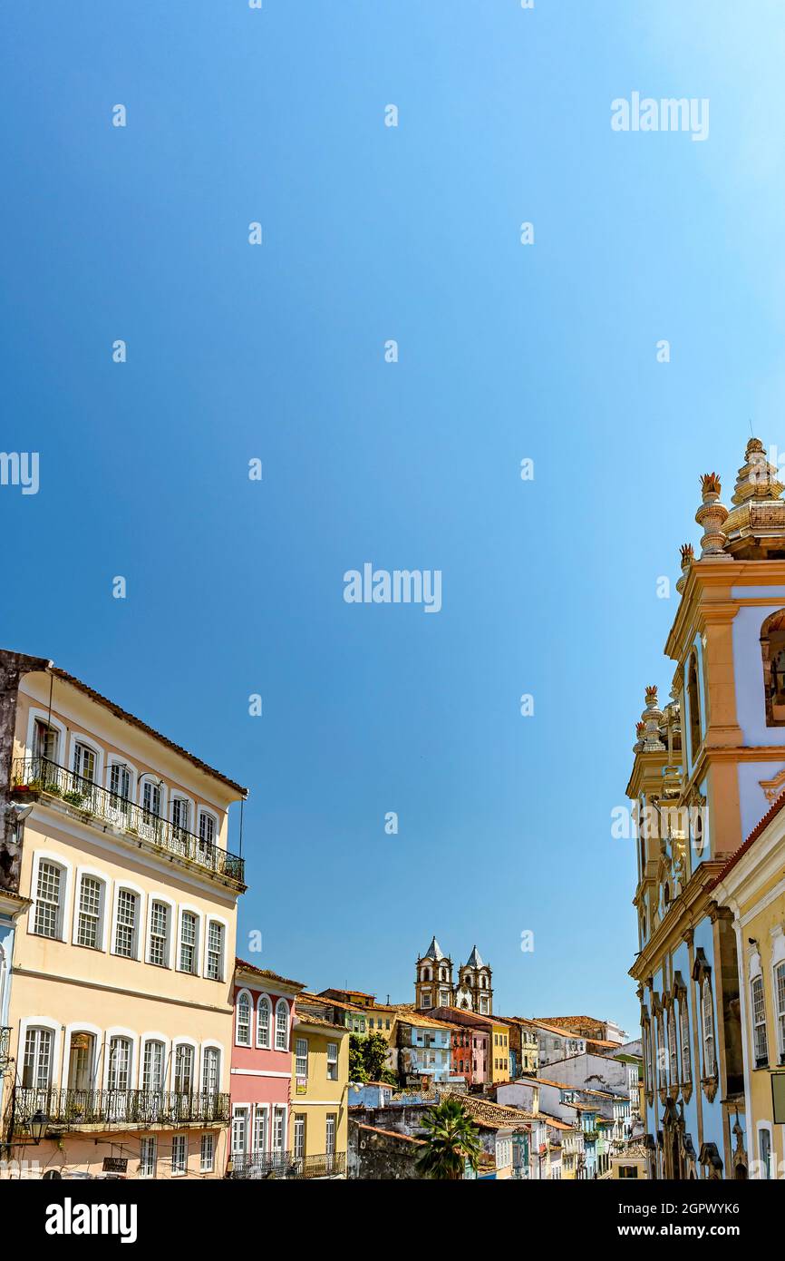 Facciata di vecchie case storiche e colorate e chiese nel quartiere Pelourinho a Salvador, Bahia Foto Stock