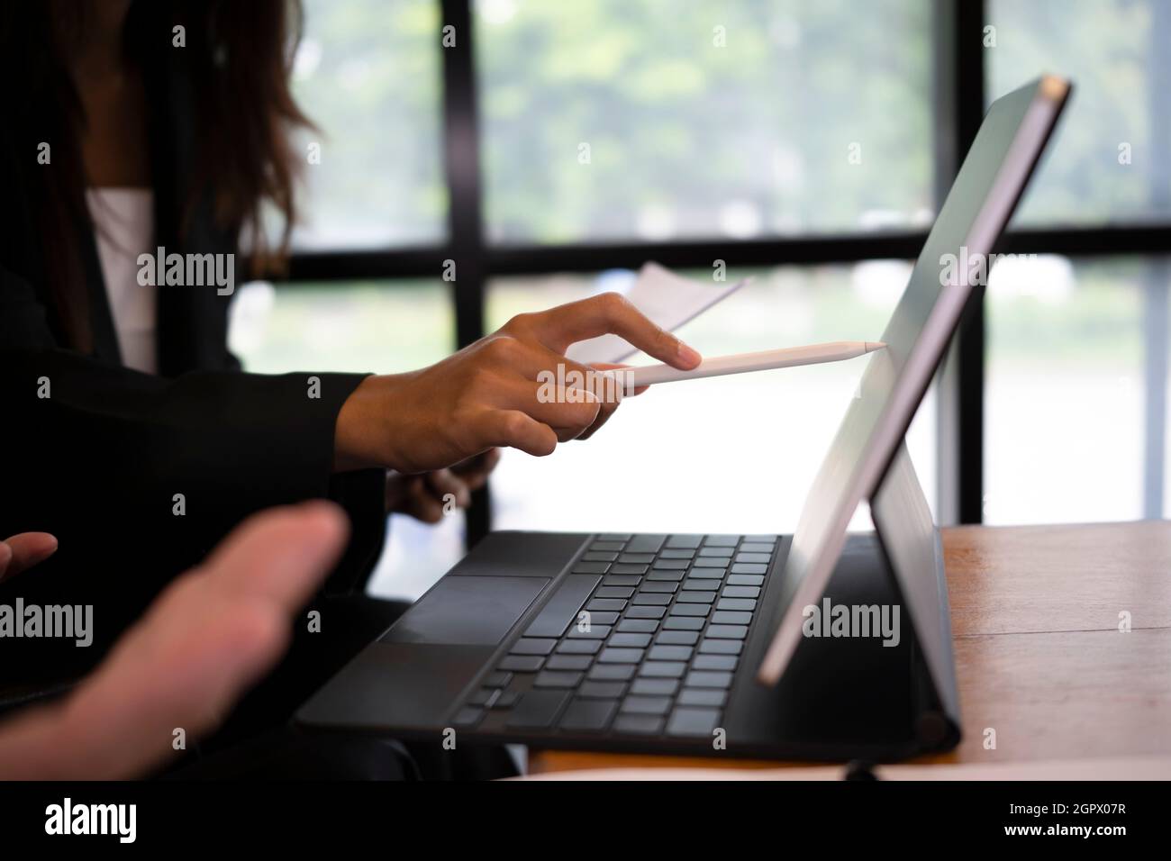 Primo piano, donna d'affari che spiega le informazioni e lavora con il suo collega. Foto Stock