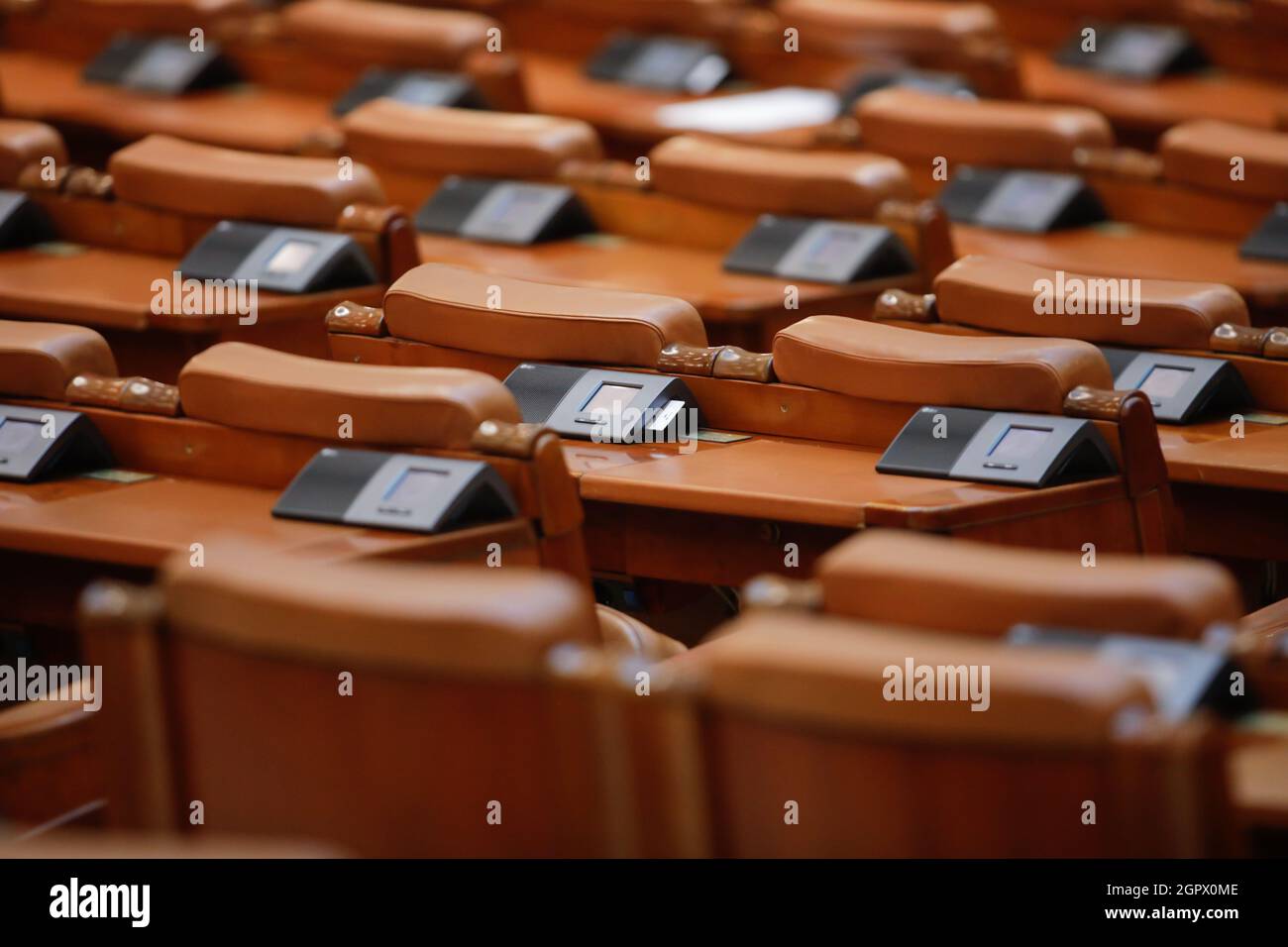 Bucarest, Romania - 30 settembre 2021: Posti a sedere vuoti nella Camera dei deputati rumena all'interno del Palazzo del Parlamento. Foto Stock