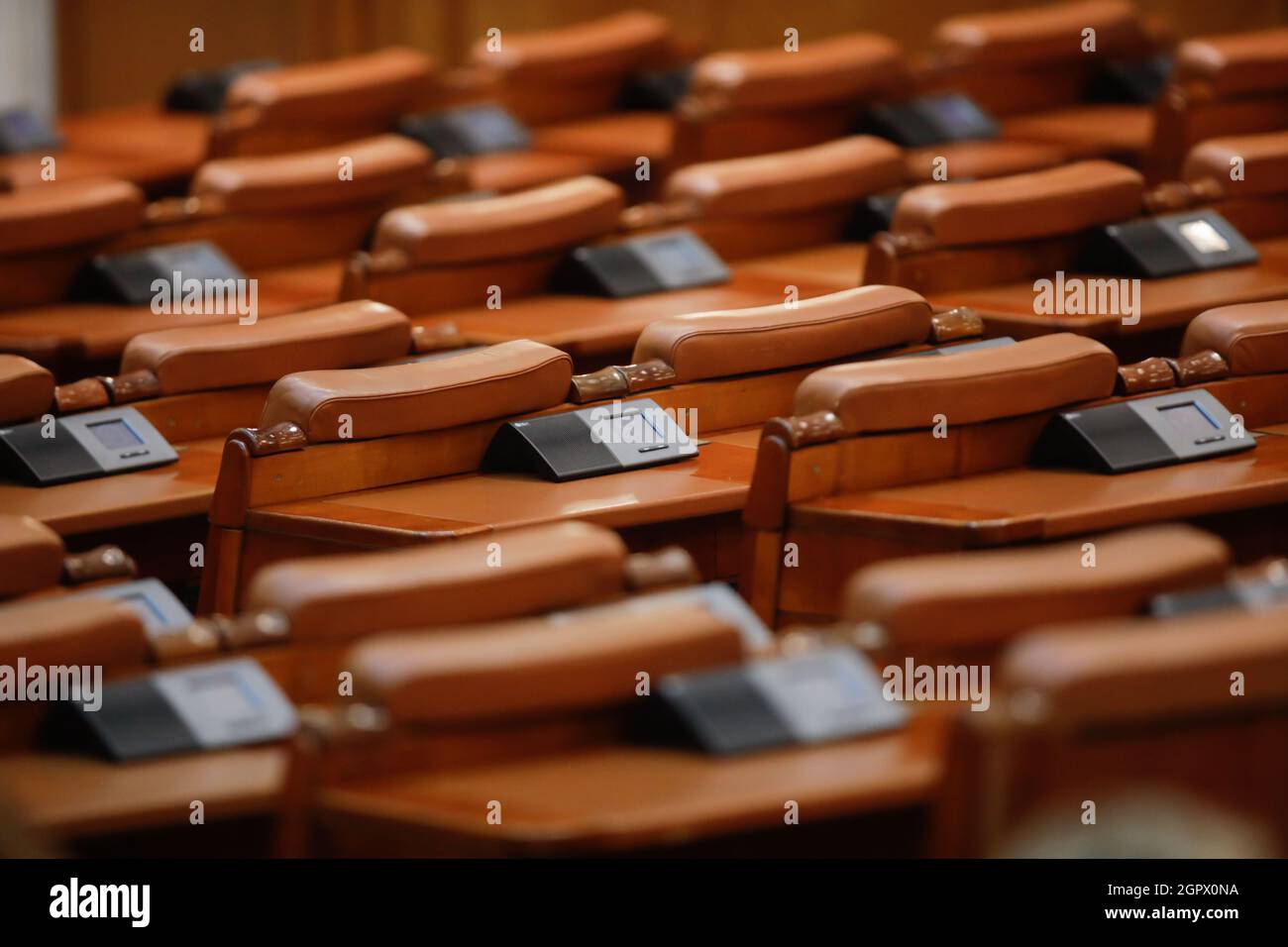Bucarest, Romania - 30 settembre 2021: Posti a sedere vuoti nella Camera dei deputati rumena all'interno del Palazzo del Parlamento. Foto Stock