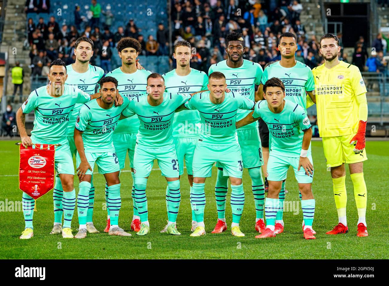 GRAZ, AUSTRIA - SETTEMBRE 30: Prima fila : Eran Zahavi di PSV Eindhoven, Philipp Mwene di PSV Eindhoven, Mario Gotze di PSV Eindhoven, Philipp Max di PSV Eindhoven, Ritsu Doan di PSV Eindhoven, seconda fila : Marco van Ginkel (c) di PSV Eindhoven, Ramalho, Oliver Boscagli del PSV Eindhoven, Ibrahim Sangare del PSV Eindhoven, Cody Gakpo del PSV Eindhoven, portiere Joel Drommel del PSV Eindhoven durante la partita di scena UEFA Europa League Group tra SK Sturm Graz e PSV Eindhoven a Stadion Graz Liebenau, il 30 settembre 2021 (Foto di Joris Verwijst/Orange P Foto Stock