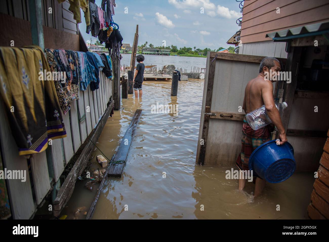 Nonthaburi, Tailandia. 30 settembre 2021. Nonthaburi residente è visto in piedi tenendo una bottiglia in acqua allagata durante il postemath.After tropicale tempesta di Dianmu, un diffuso di inondazioni in 30 province nel centro e nord-est della Thailandia. Il governo ha annunciato la situazione delle inondazioni in 9 province, tra cui Bangkok, Nonthaburi, Patum thani, Chai Nat, Sing Buri, Ang Thong, Ayutthaya, Sara Buri e Lop Buri. Che la situazione debba essere controllata giorno per giorno. (Foto di Peerapon Boonyakiat/SOPA Images/Sipa USA) Credit: Sipa USA/Alamy Live News Foto Stock
