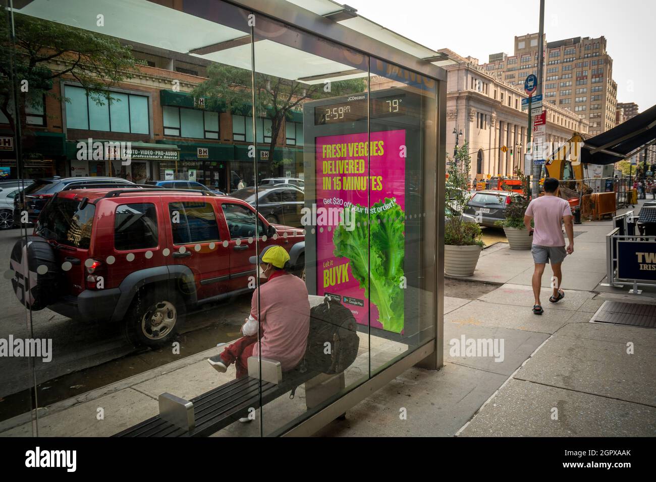 Pubblicità su un rifugio per autobus per il servizio di consegna superveloce di generi alimentari Buyk a New York Domenica 12 settembre 2021. Servizi di consegna Buyk, Frigo No More, 1520mins e Jokr sono stati fortemente pubblicità. (© Richard B. Levine) Foto Stock