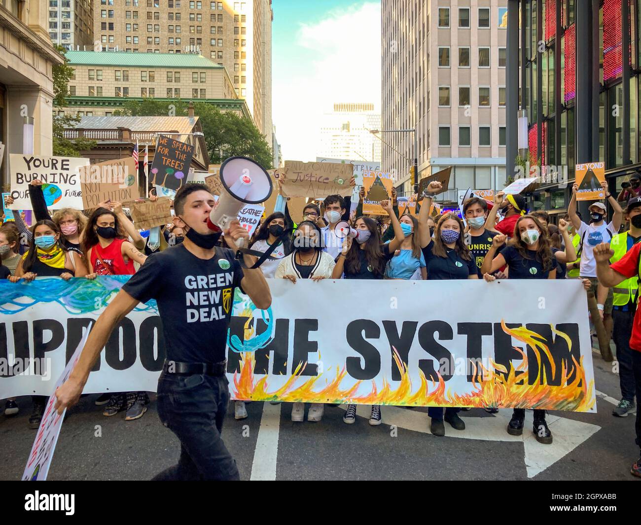 Gli attivisti giovanili e i loro sostenitori si radunano a Lower Manhattan venerdì 24 settembre 2021 per attirare l'attenzione sulla crisi climatica. (© Frances M. Roberts) Foto Stock