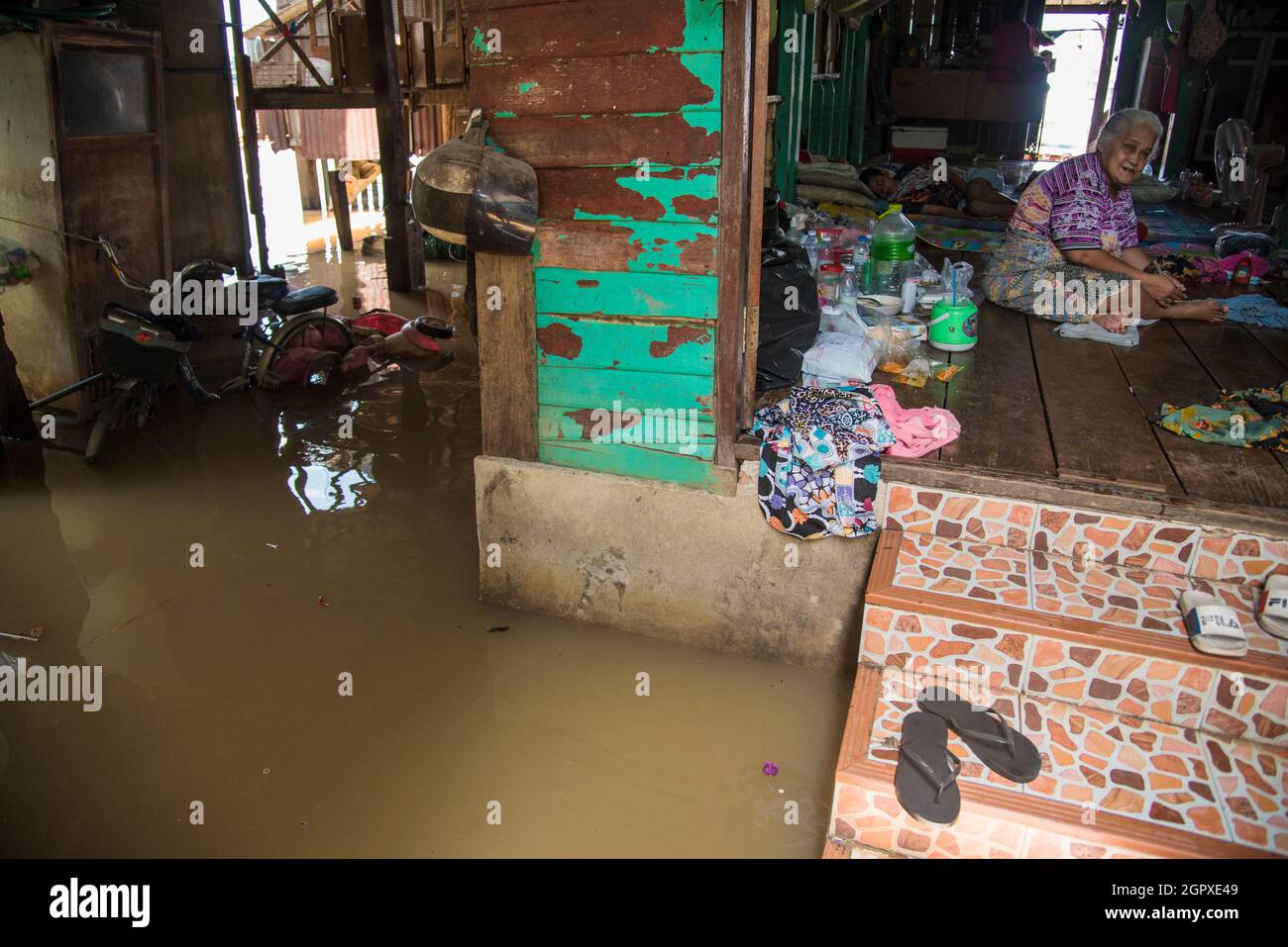 Nonthaburi, Tailandia. 30 settembre 2021. Nonthaburi residente è visto nella sua casa, mentre in acqua allagata durante il doph.After tropicale Dianmu tempesta, un diffuso di inondazioni in 30 province nel centro e nord-est della Thailandia. Il governo ha annunciato la situazione delle inondazioni in 9 province, tra cui Bangkok, Nonthaburi, Patum thani, Chai Nat, Sing Buri, Ang Thong, Ayutthaya, Sara Buri e Lop Buri. Che la situazione debba essere controllata giorno per giorno. Credit: SOPA Images Limited/Alamy Live News Foto Stock