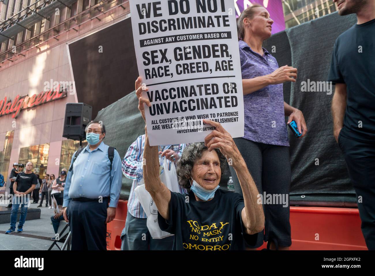 I manifestanti si riuniscono a Times Square a New York sabato 18 settembre 2021 per radunarsi contro le vaccinazioni Covid-19. (© Richard B. Levine) Foto Stock