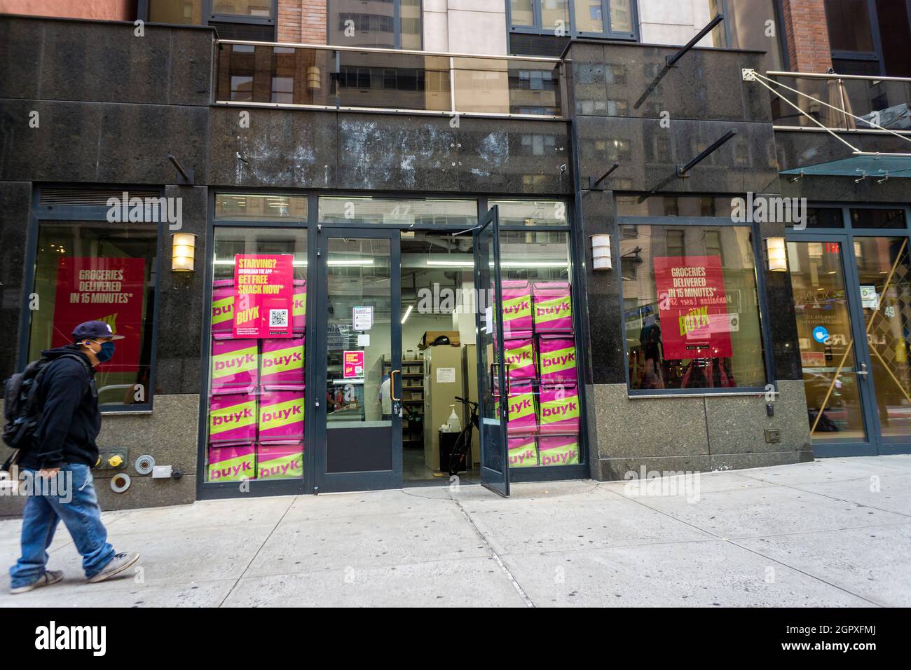 Un negozio di distribuzione per il servizio di consegna superveloce di generi alimentari Buyk a New York mercoledì 29 settembre 2021. Servizi di consegna Buyk, Frigo No More, 1520mins e Jokr sono stati fortemente pubblicità. (© Richard B. Levine) Foto Stock