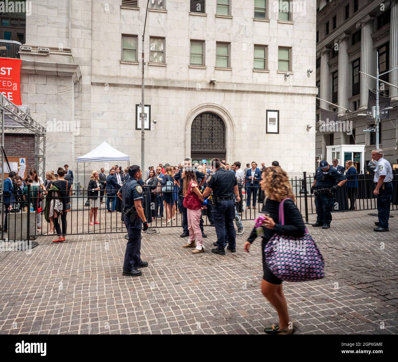 Gli ufficiali di NYPD trattengono una persona emotivamente disturbata di fronte al NYSE mercoledì 22 settembre 2021. (© Richard B. Levine) Foto Stock
