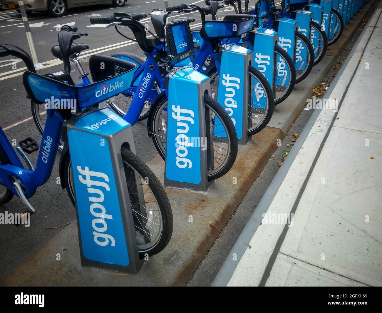 Pubblicità per il servizio di consegna di generi alimentari quasi istantaneo Gopuff su un rack CitiBike nel quartiere Chelsea di New York venerdì 17 settembre 2021. Gopuff è una delle numerose aziende che competono nello spazio di consegna di generi alimentari “quasi istantaneo”. (© Richard B. Levine) Foto Stock