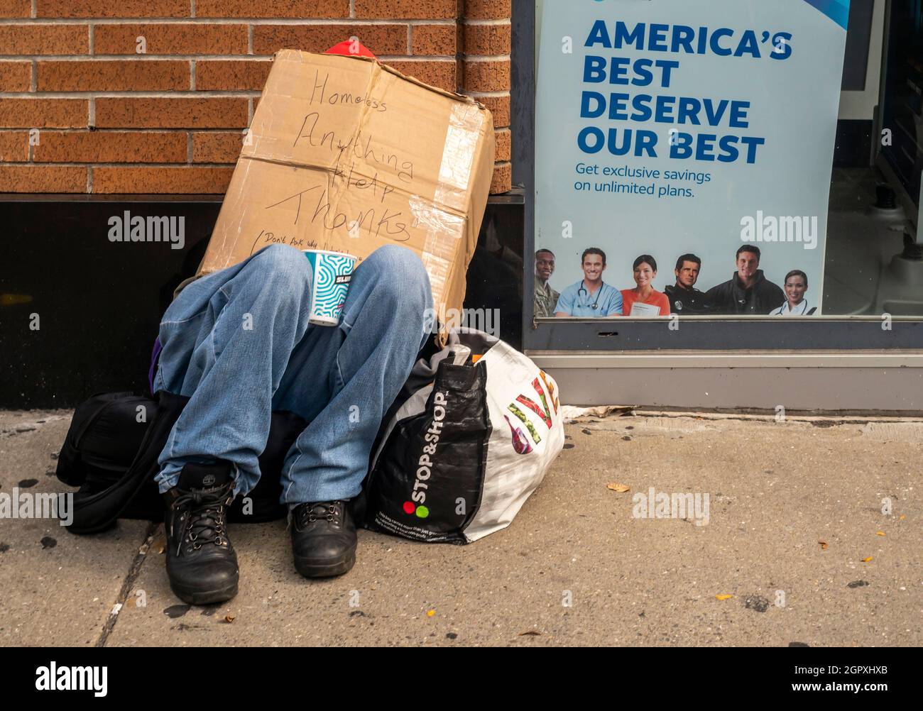 Individuo senza tetto a Chelsea a New York il martedì 21 settembre 2021. (© Richard B. Levine) Foto Stock