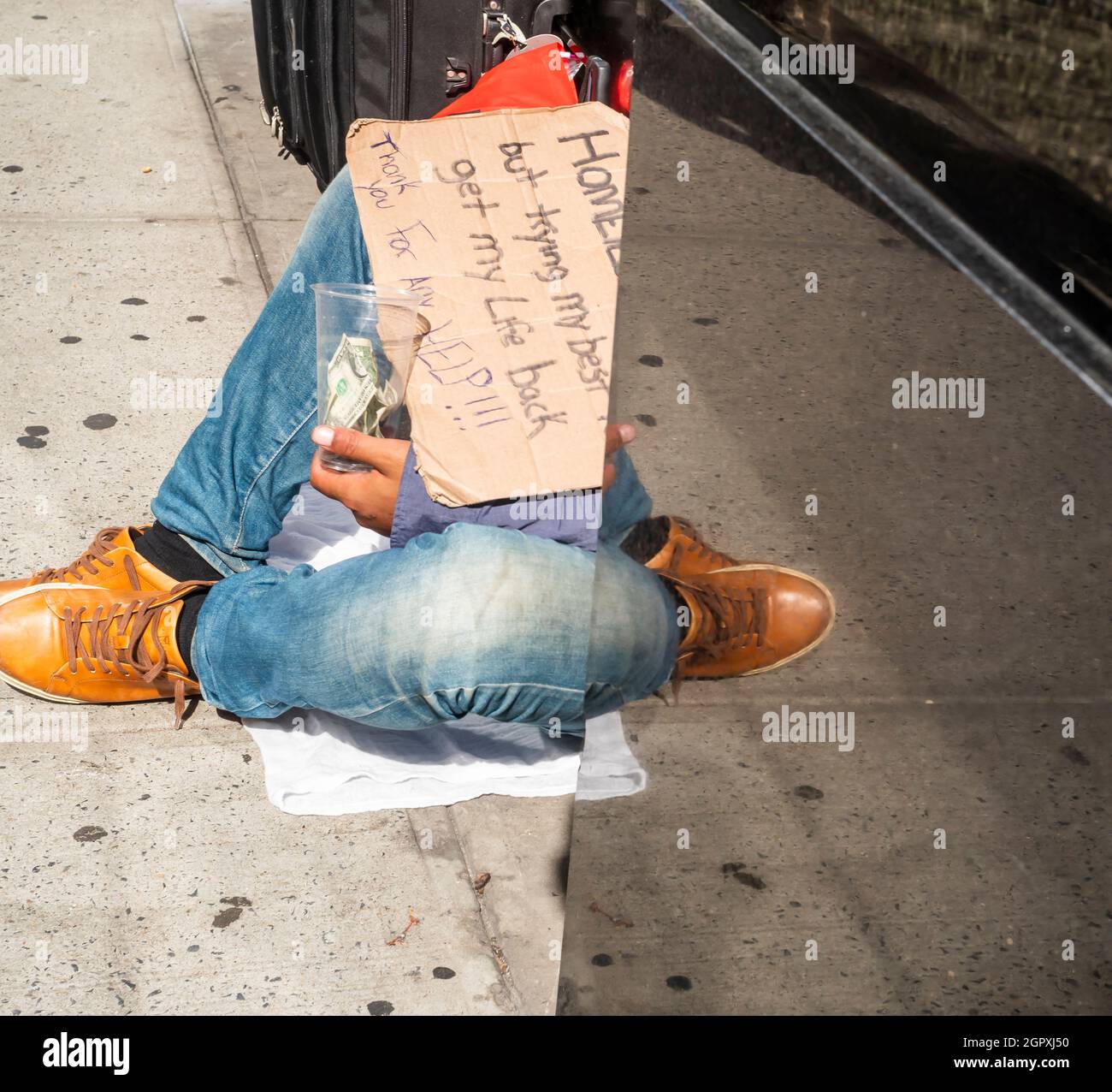 Individuo senza tetto a Chelsea a New York il martedì 21 settembre 2021. (© Richard B. Levine) Foto Stock